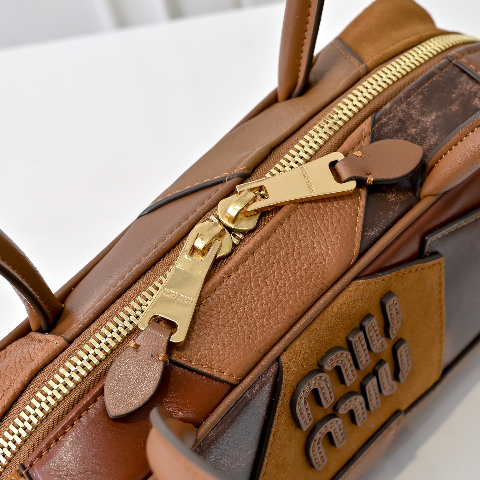 ￥Miu新品拼接保龄球，重手工制作，采用多种皮质拼接而成，大胆创新的设计完美诠释了Miu不拘一格，潇洒随