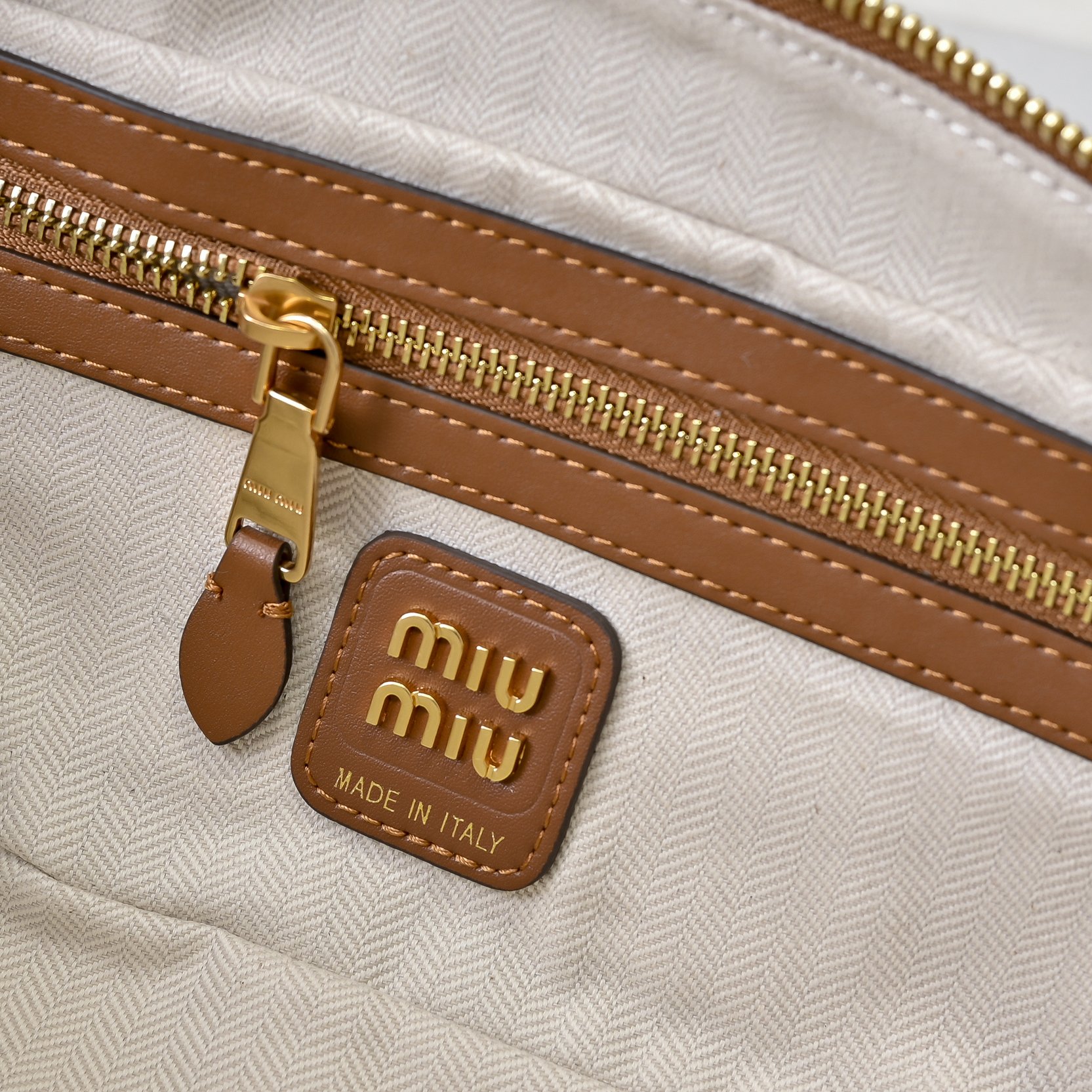 ￥Miu新品拼接保龄球，重手工制作，采用多种皮质拼接而成，大胆创新的设计完美诠释了Miu不拘一格，潇洒随