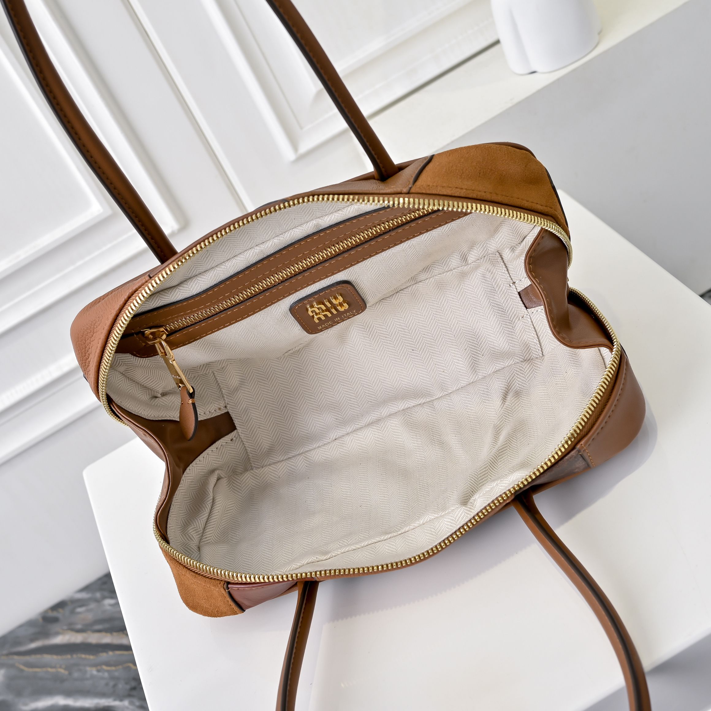 ￥Miu新品拼接保龄球，重手工制作，采用多种皮质拼接而成，大胆创新的设计完美诠释了Miu不拘一格，潇洒随