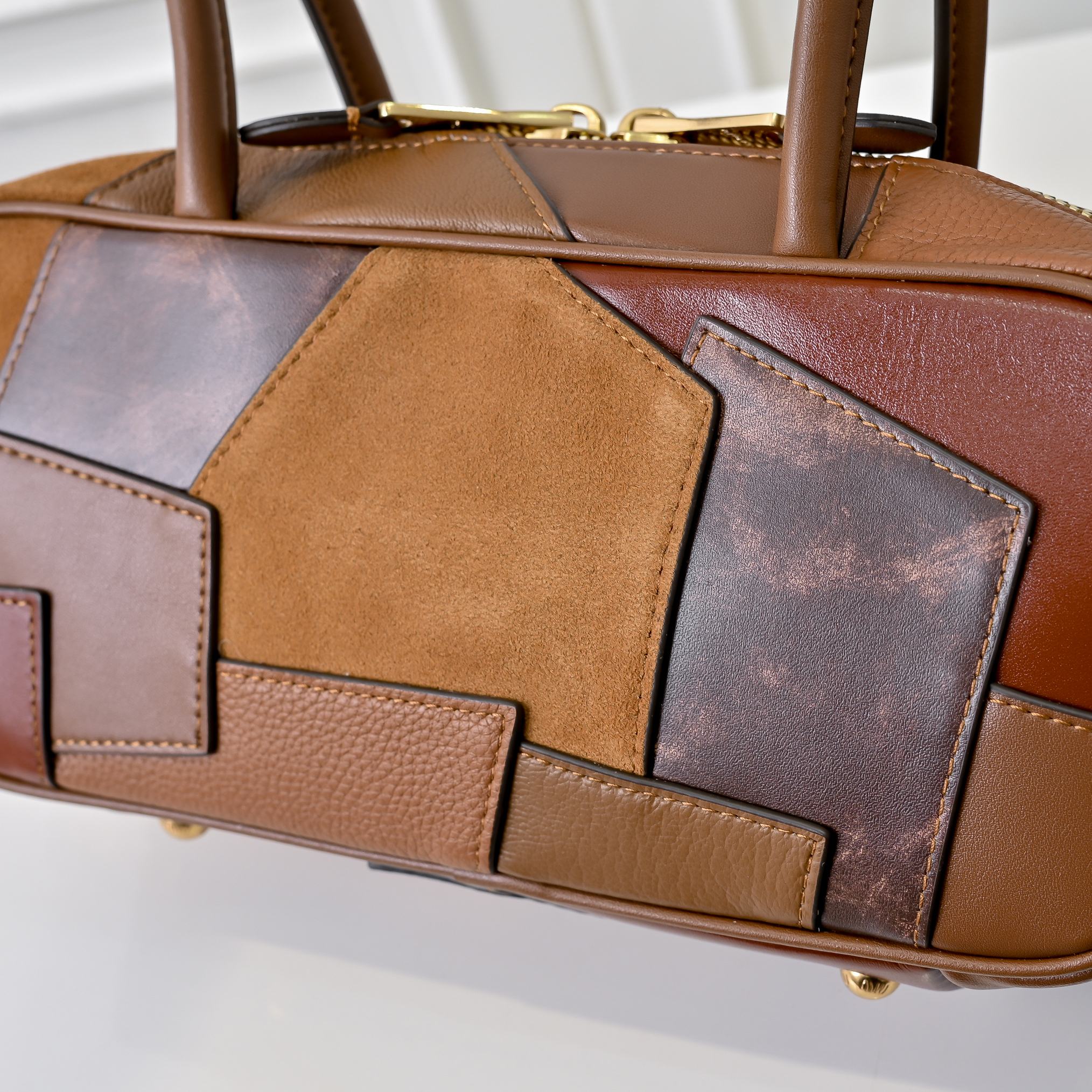 ￥Miu新品拼接保龄球，重手工制作，采用多种皮质拼接而成，大胆创新的设计完美诠释了Miu不拘一格，潇洒随