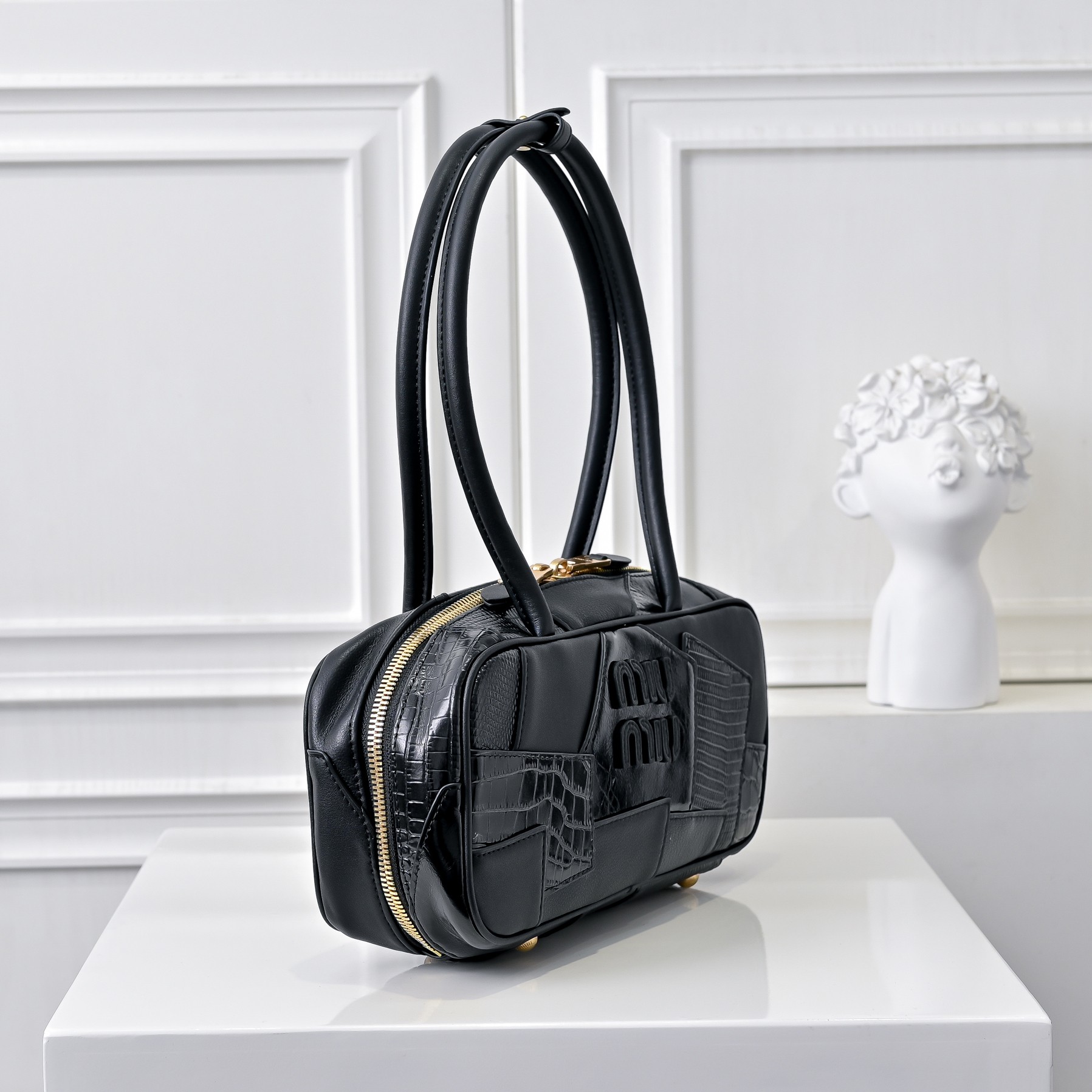 ￥Miu新品拼接保龄球，重手工制作，采用多种皮质拼接而成，大胆创新的设计完美诠释了Miu不拘一格，潇洒随