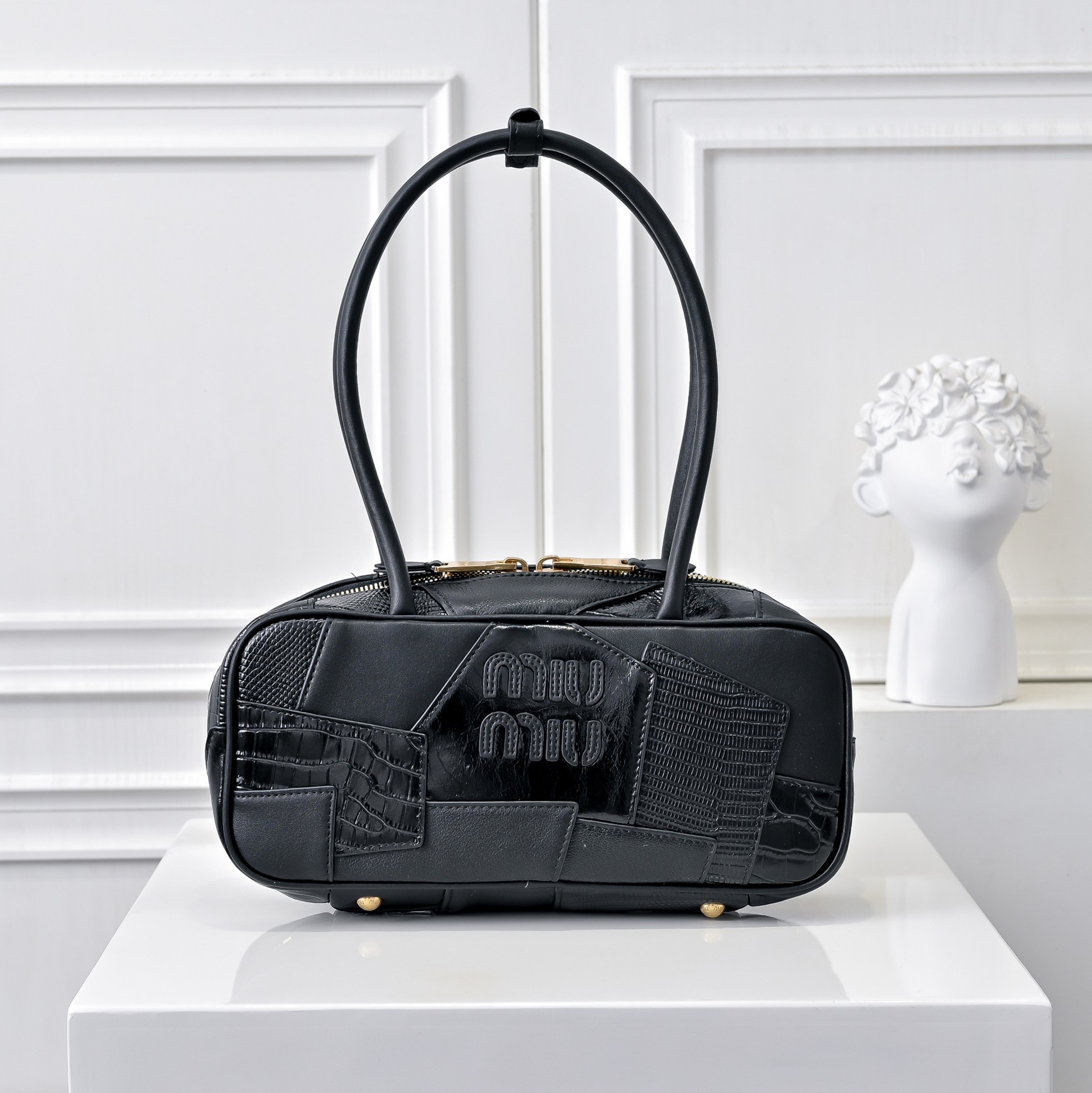 ￥Miu新品拼接保龄球，重手工制作，采用多种皮质拼接而成，大胆创新的设计完美诠释了Miu不拘一格，潇洒随