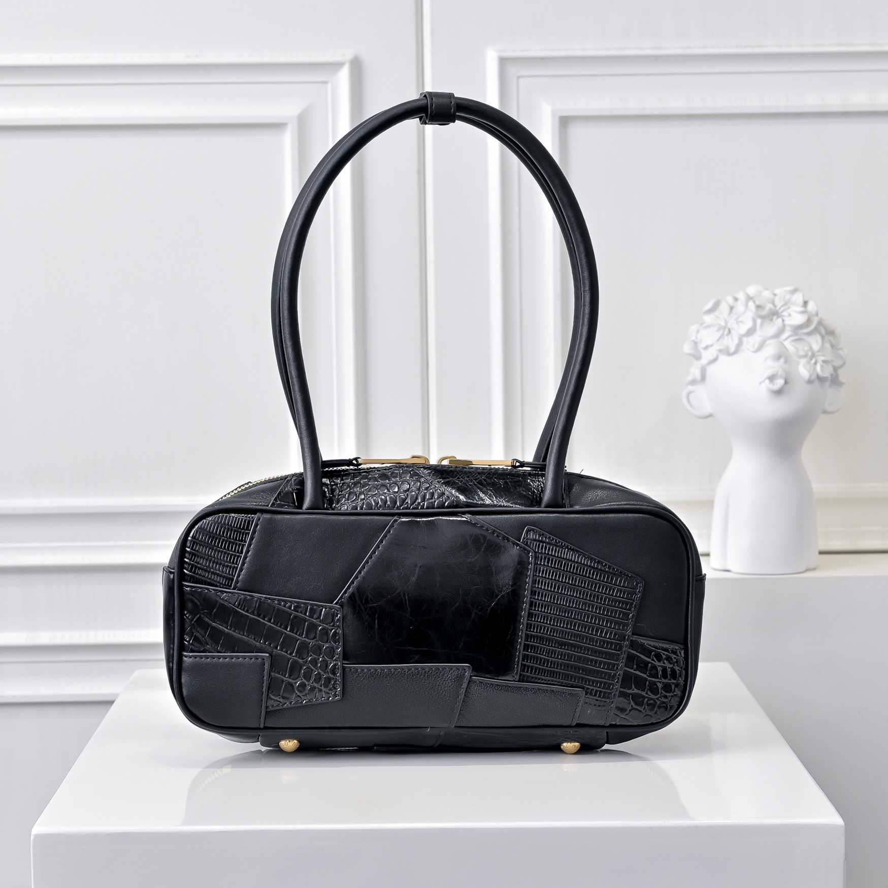 ￥Miu新品拼接保龄球，重手工制作，采用多种皮质拼接而成，大胆创新的设计完美诠释了Miu不拘一格，潇洒随