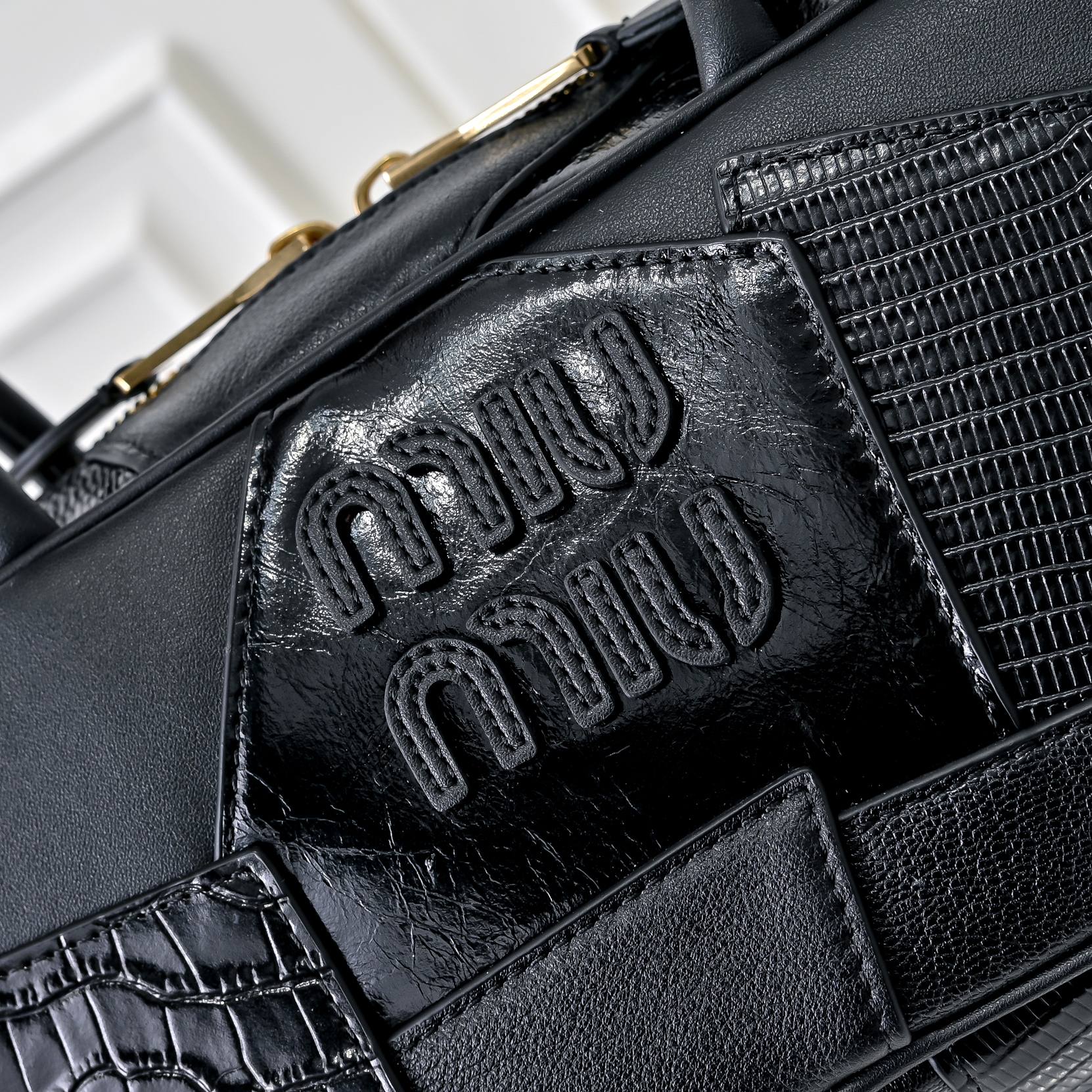 ￥Miu新品拼接保龄球，重手工制作，采用多种皮质拼接而成，大胆创新的设计完美诠释了Miu不拘一格，潇洒随