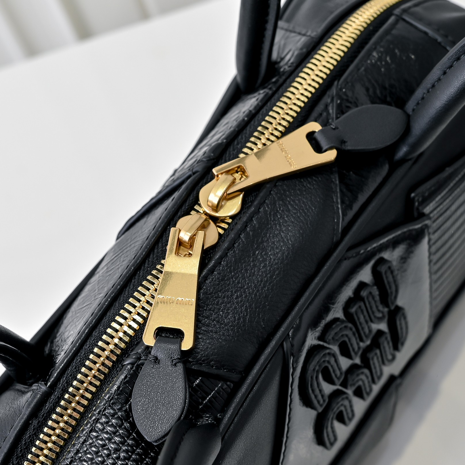 ￥Miu新品拼接保龄球，重手工制作，采用多种皮质拼接而成，大胆创新的设计完美诠释了Miu不拘一格，潇洒随