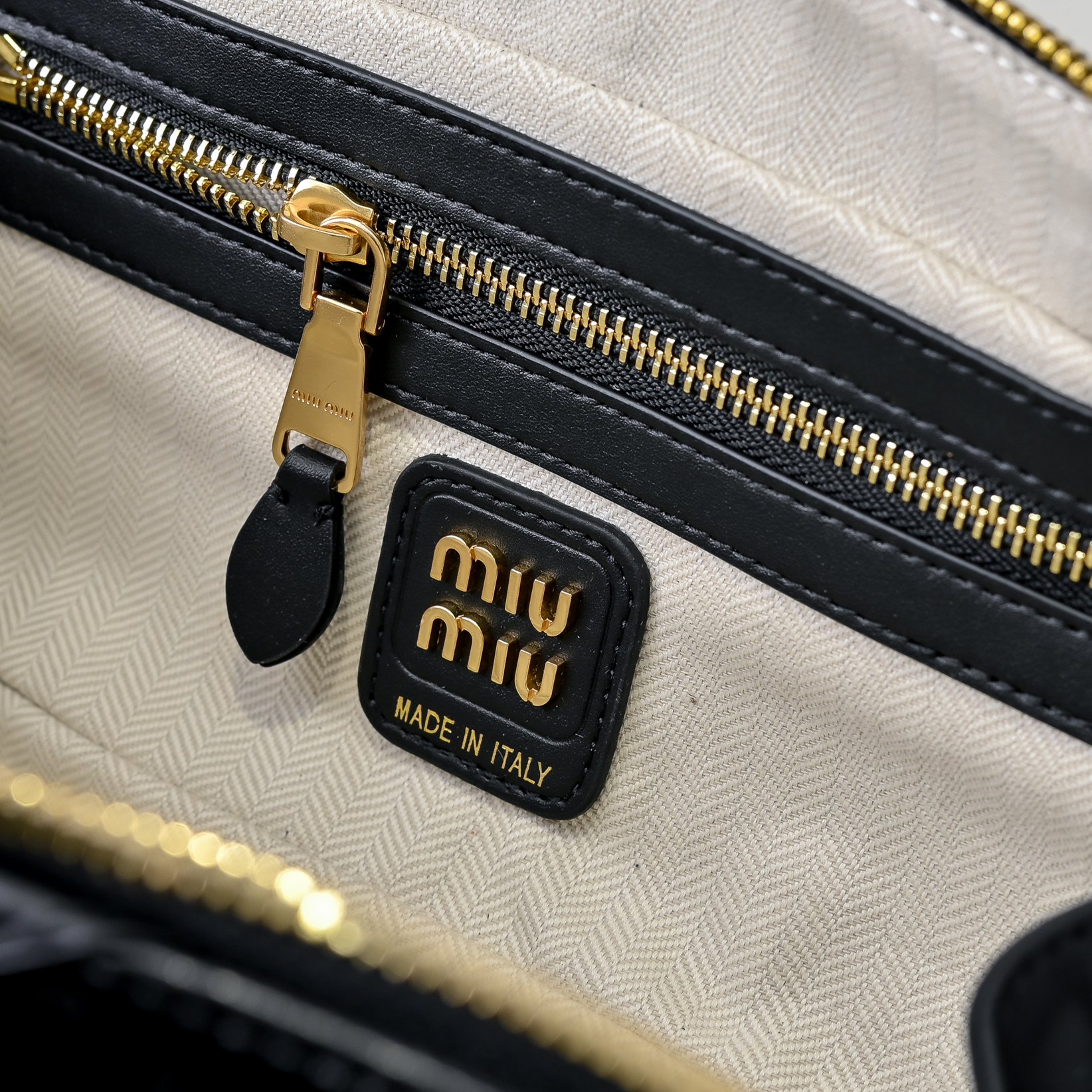 ￥Miu新品拼接保龄球，重手工制作，采用多种皮质拼接而成，大胆创新的设计完美诠释了Miu不拘一格，潇洒随