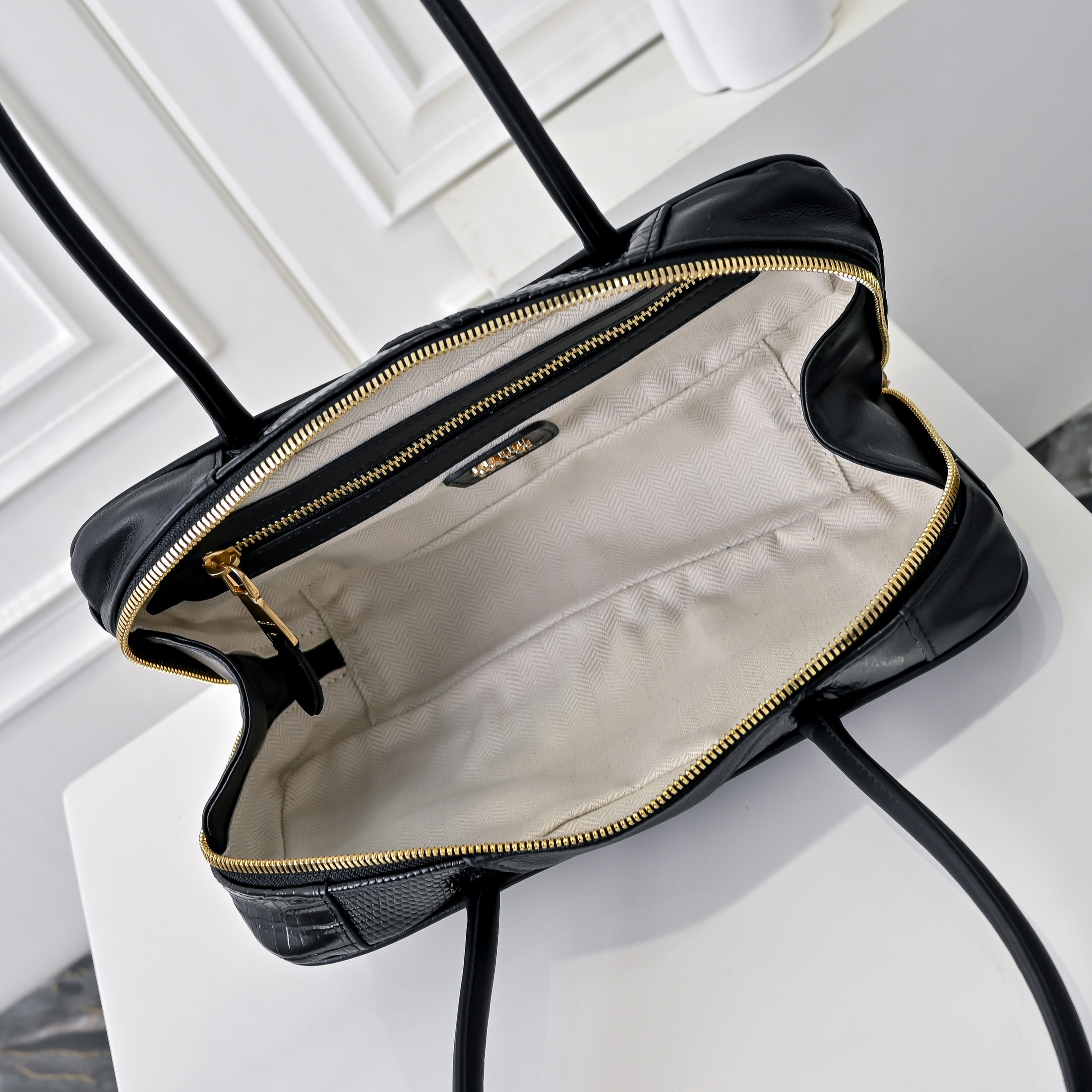 ￥Miu新品拼接保龄球，重手工制作，采用多种皮质拼接而成，大胆创新的设计完美诠释了Miu不拘一格，潇洒随