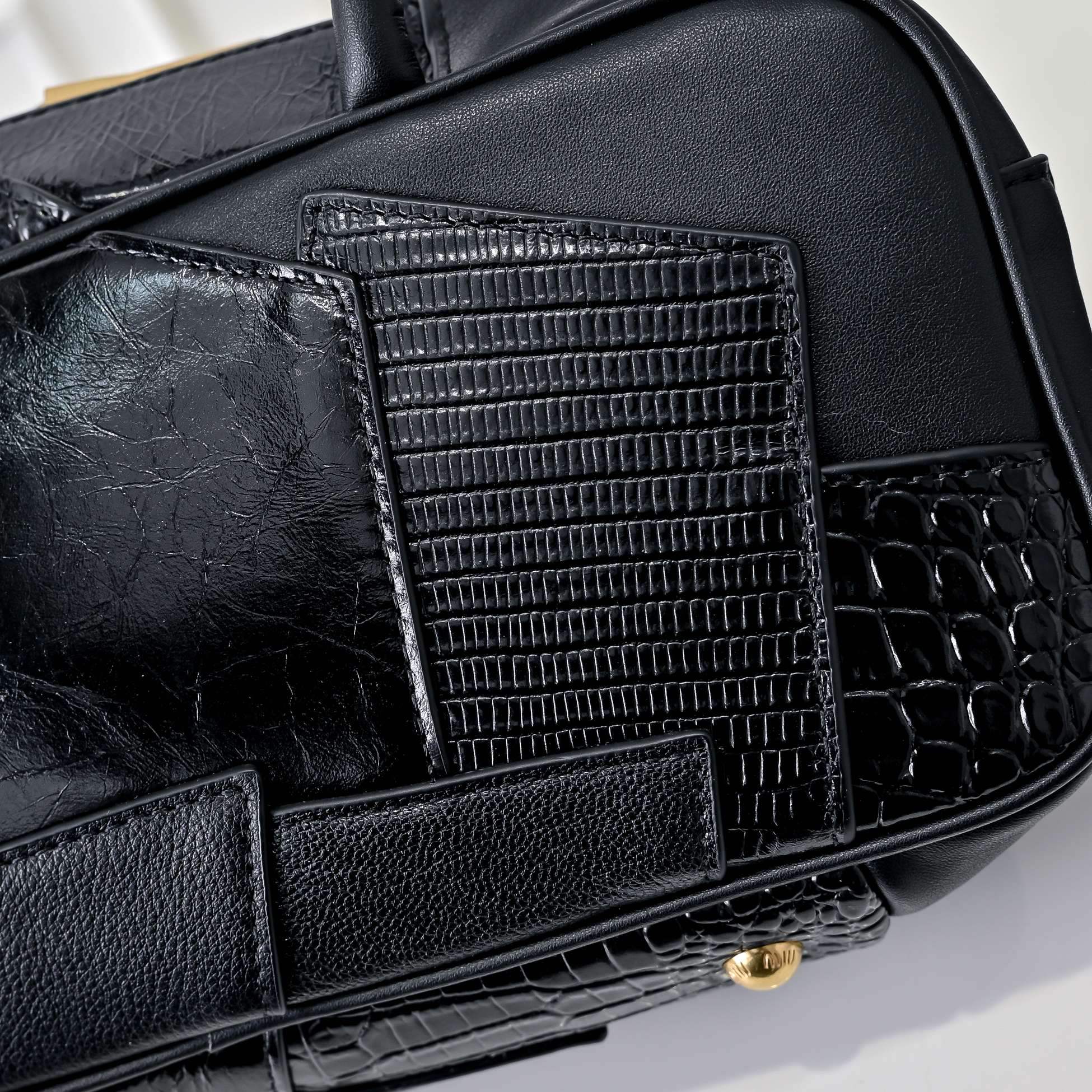 ￥Miu新品拼接保龄球，重手工制作，采用多种皮质拼接而成，大胆创新的设计完美诠释了Miu不拘一格，潇洒随