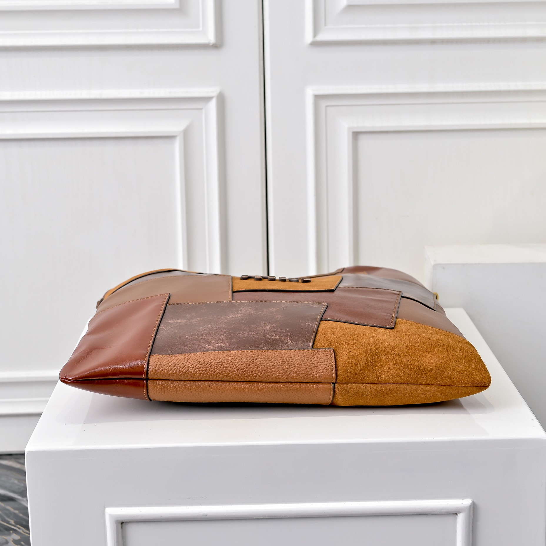 ￥MiuMi*24ss新款机车腋下包
多口袋设计真的很实用！复古带有实用元素，非常能装！设计的一款符合当