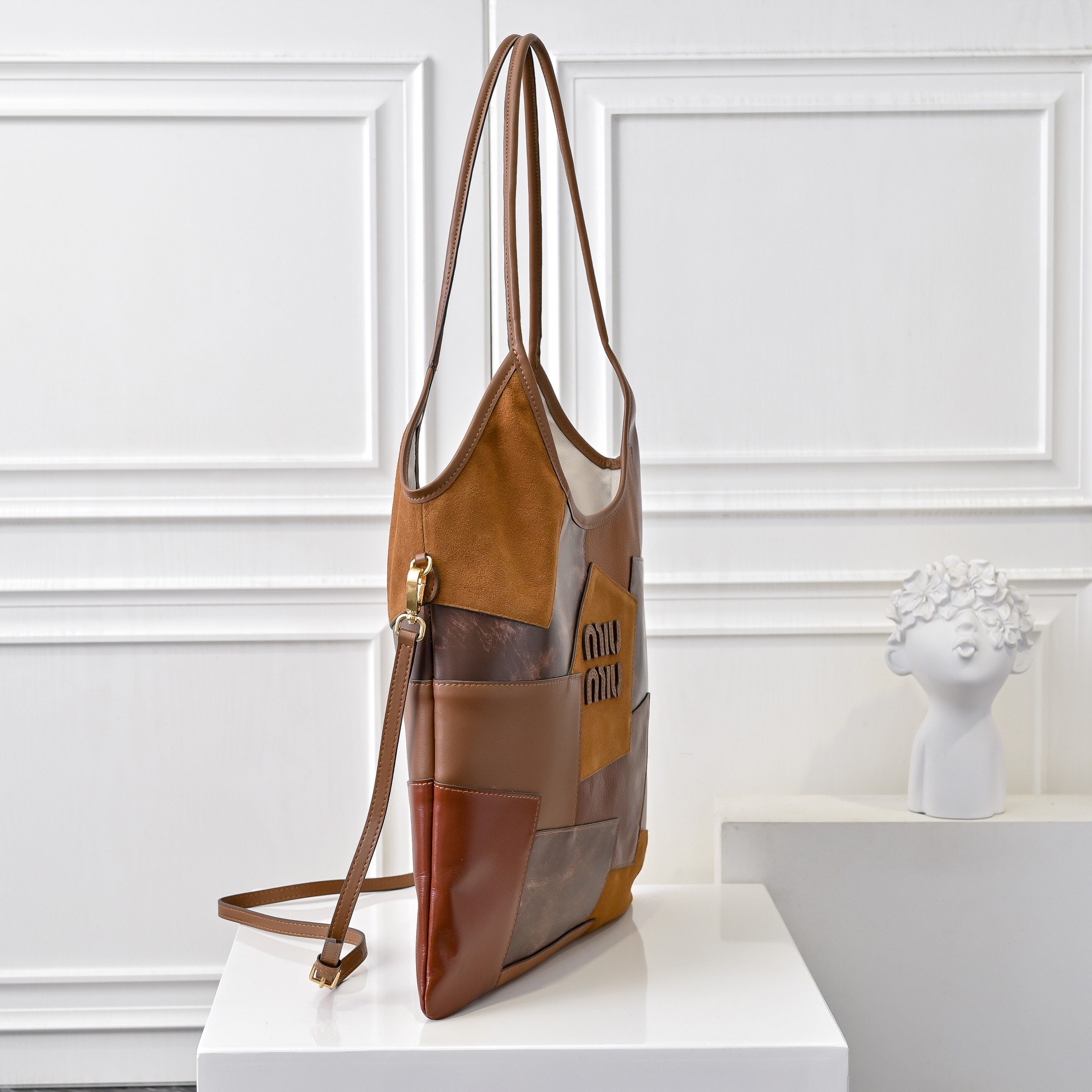 ￥MiuMi*24ss新款机车腋下包
多口袋设计真的很实用！复古带有实用元素，非常能装！设计的一款符合当