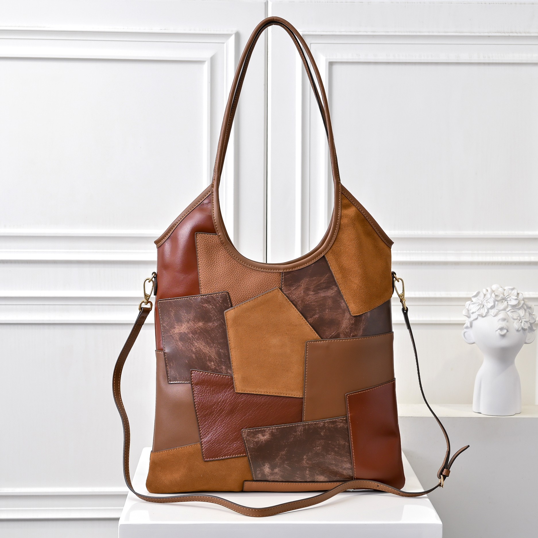 ￥MiuMi*24ss新款机车腋下包
多口袋设计真的很实用！复古带有实用元素，非常能装！设计的一款符合当