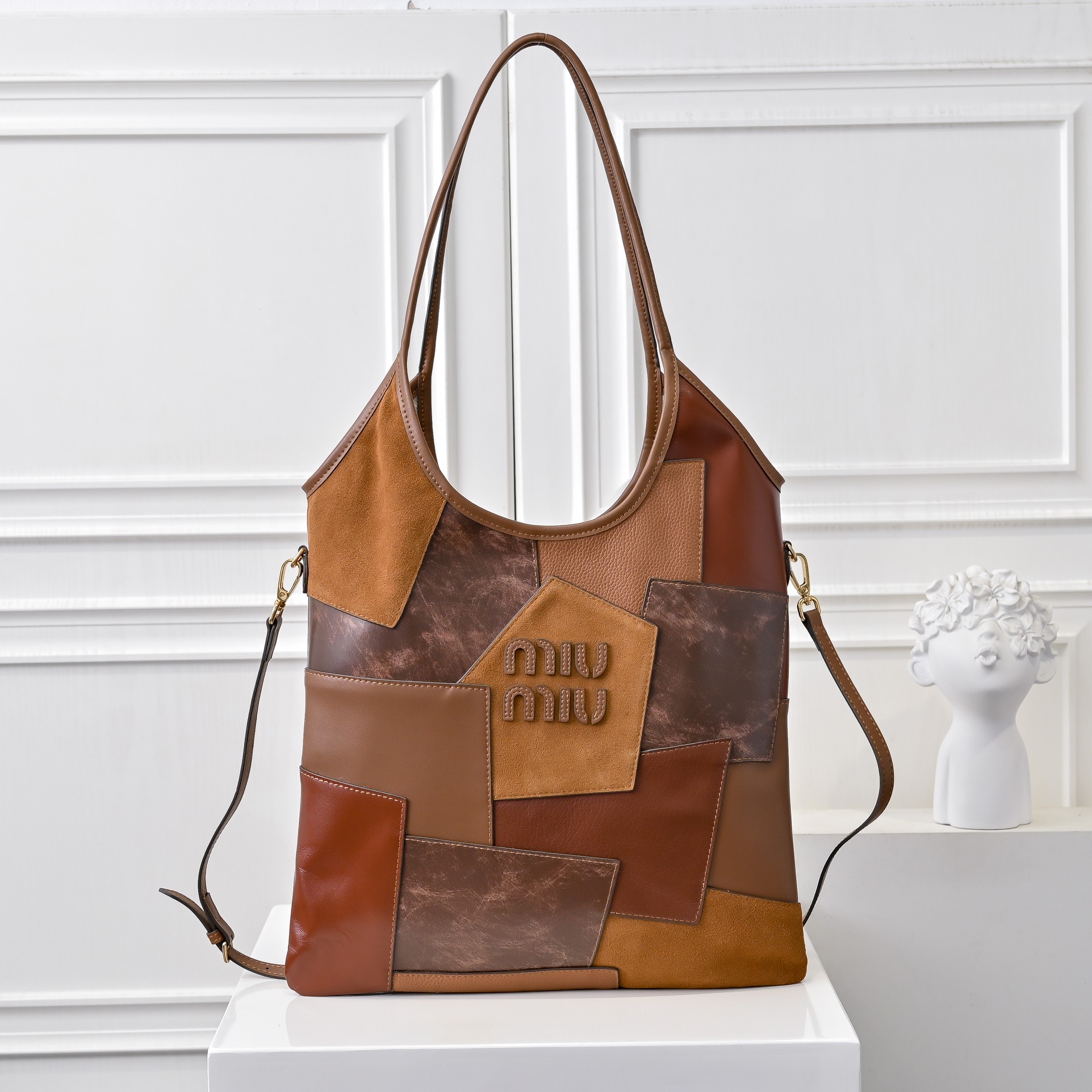 ￥MiuMi*24ss新款机车腋下包
多口袋设计真的很实用！复古带有实用元素，非常能装！设计的一款符合当