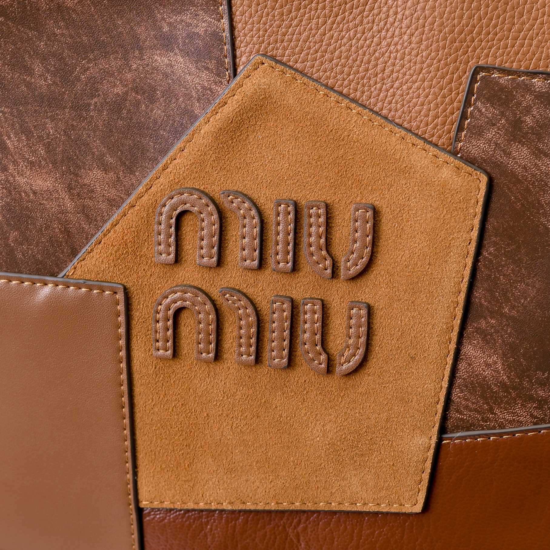 ￥MiuMi*24ss新款机车腋下包
多口袋设计真的很实用！复古带有实用元素，非常能装！设计的一款符合当