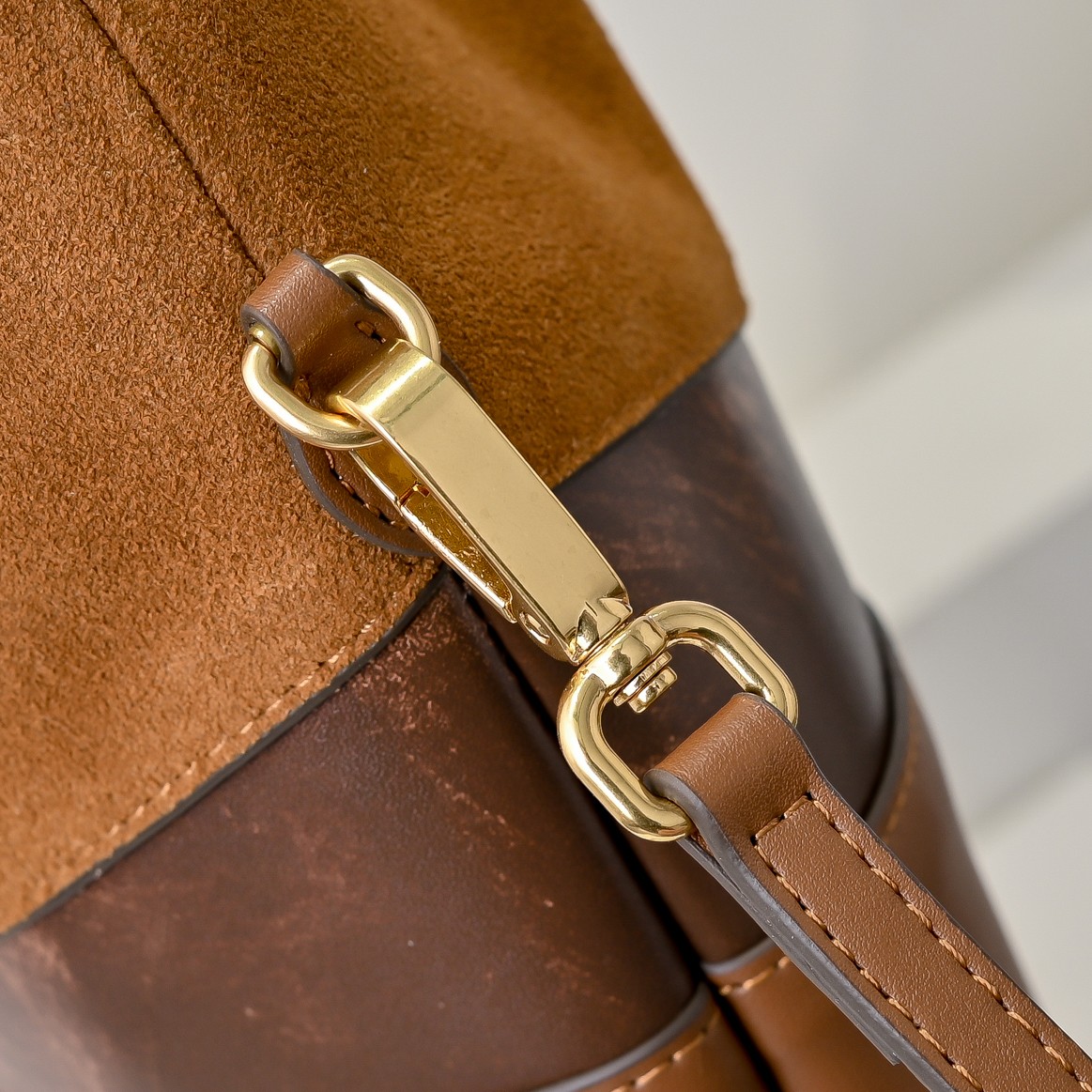 ￥MiuMi*24ss新款机车腋下包
多口袋设计真的很实用！复古带有实用元素，非常能装！设计的一款符合当