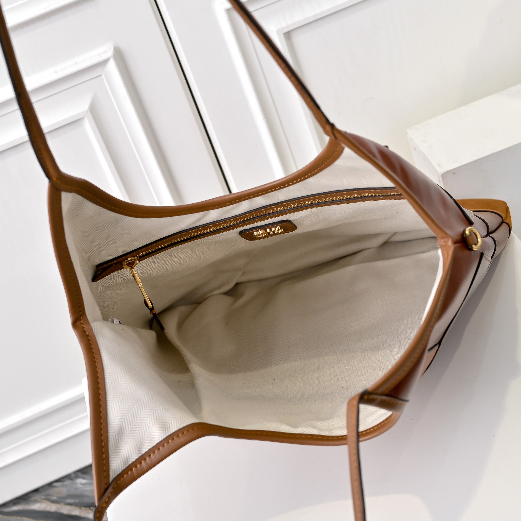 ￥MiuMi*24ss新款机车腋下包
多口袋设计真的很实用！复古带有实用元素，非常能装！设计的一款符合当