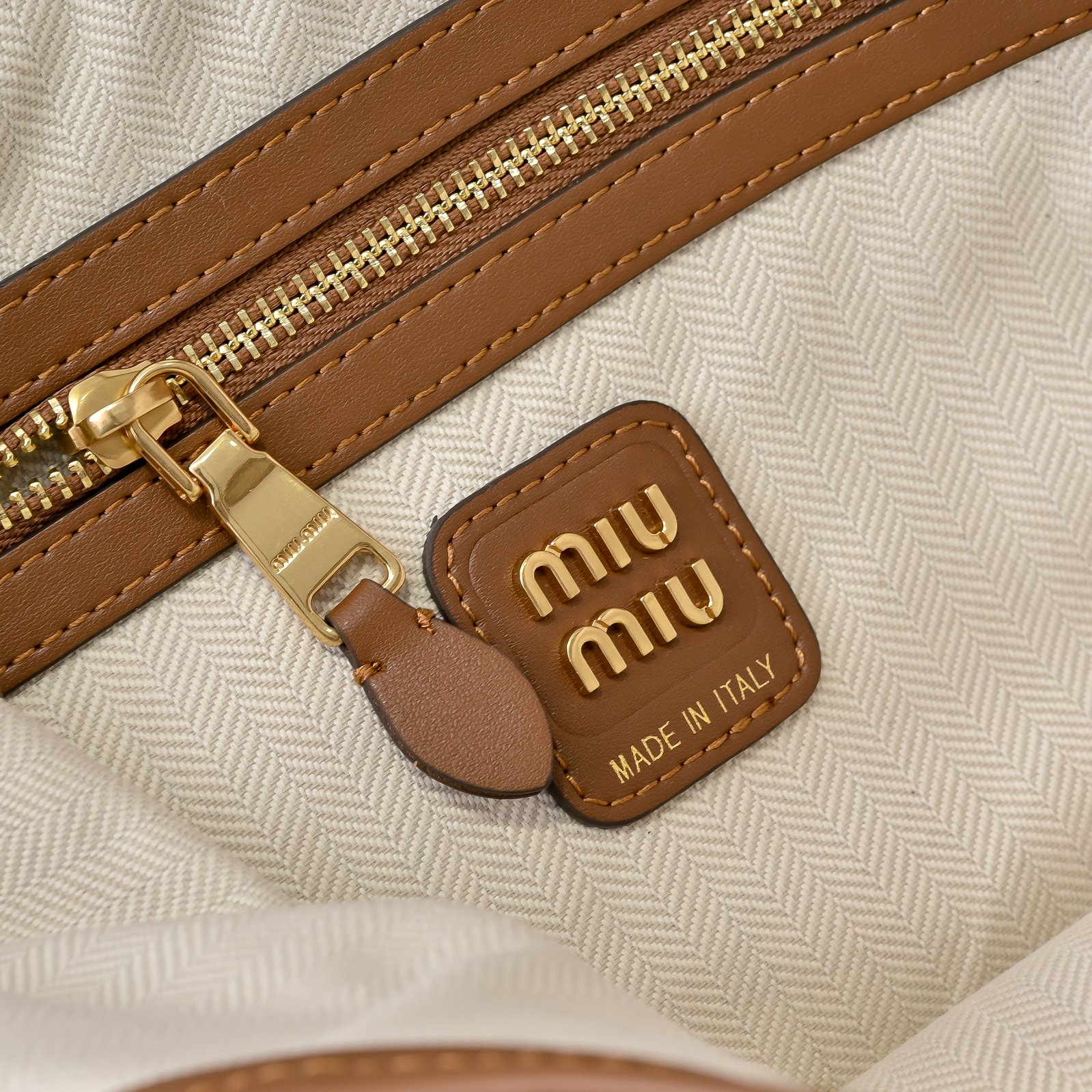 ￥MiuMi*24ss新款机车腋下包
多口袋设计真的很实用！复古带有实用元素，非常能装！设计的一款符合当