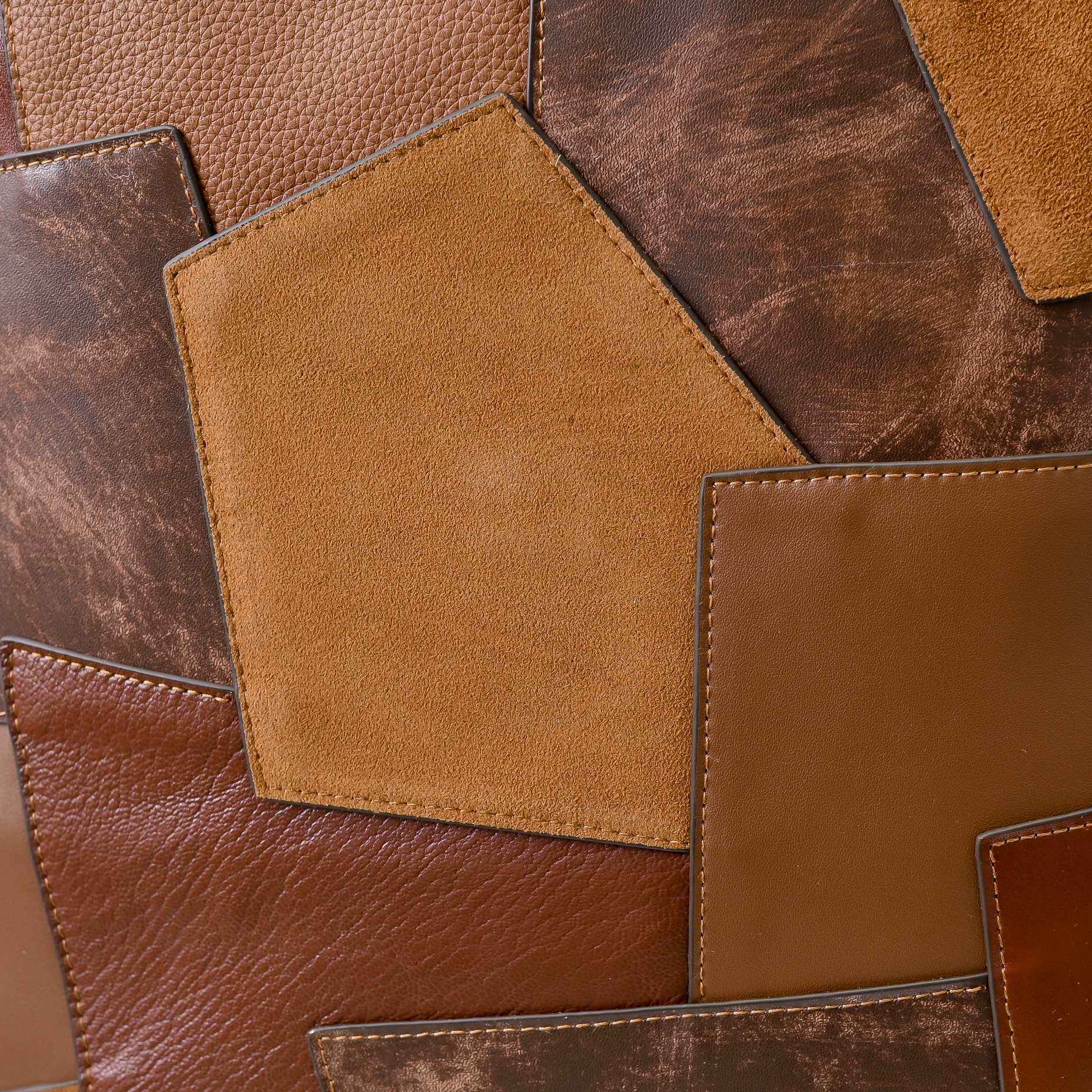 ￥MiuMi*24ss新款机车腋下包
多口袋设计真的很实用！复古带有实用元素，非常能装！设计的一款符合当