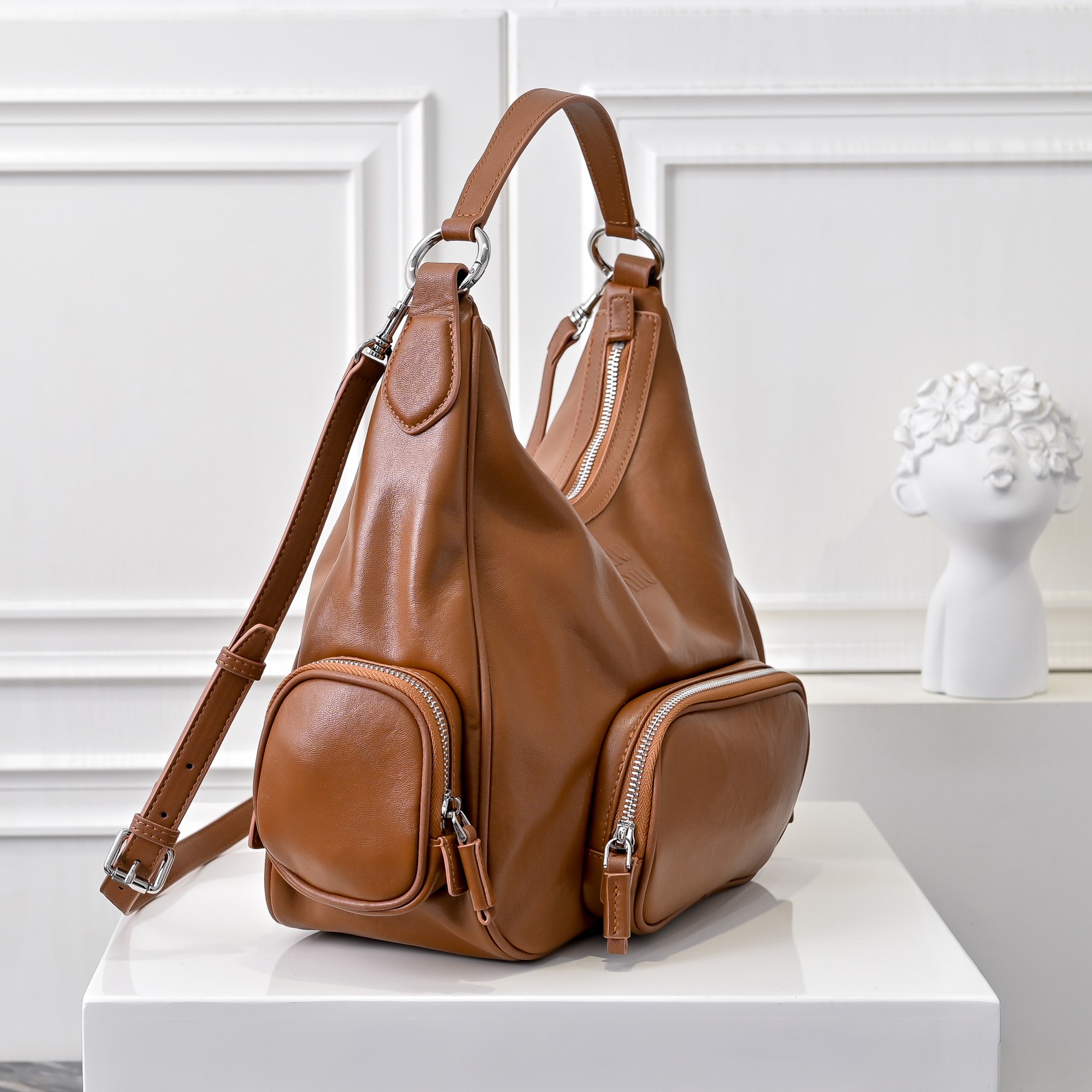 ￥MiuMi*24ss 秀款 机车包
火爆全网中 秀款真的太种草了！!延续上一季不羁的“叛逆少女”也是优