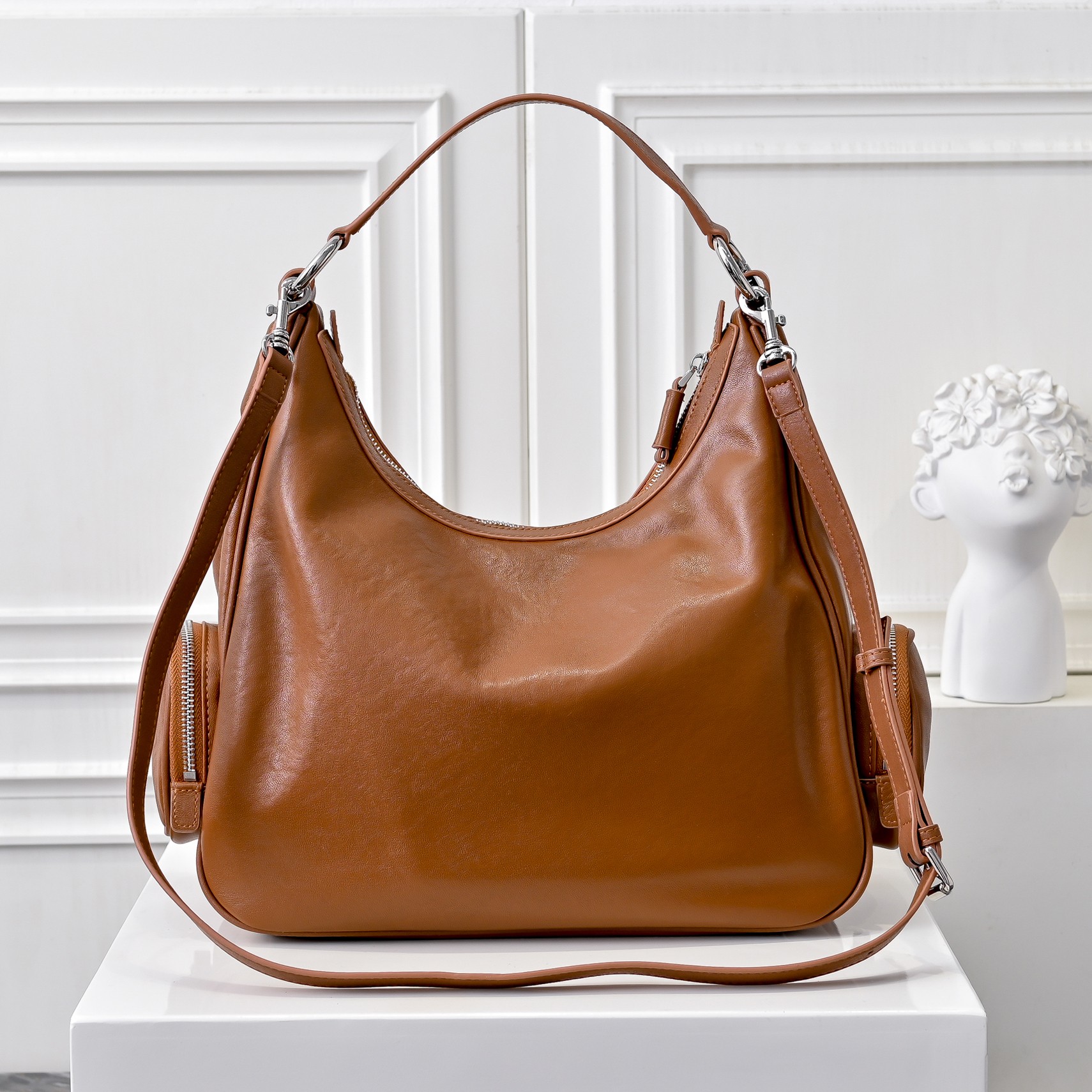 ￥MiuMi*24ss 秀款 机车包
火爆全网中 秀款真的太种草了！!延续上一季不羁的“叛逆少女”也是优