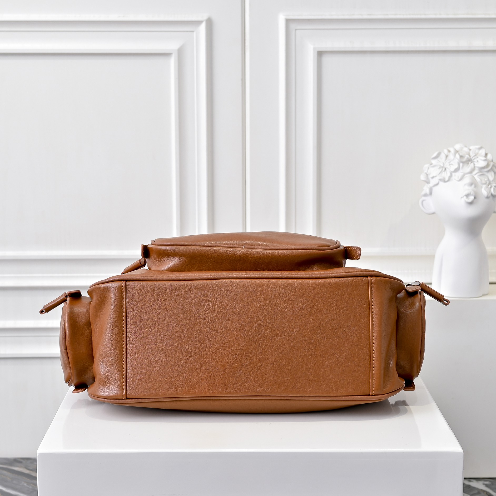 ￥MiuMi*24ss 秀款 机车包
火爆全网中 秀款真的太种草了！!延续上一季不羁的“叛逆少女”也是优