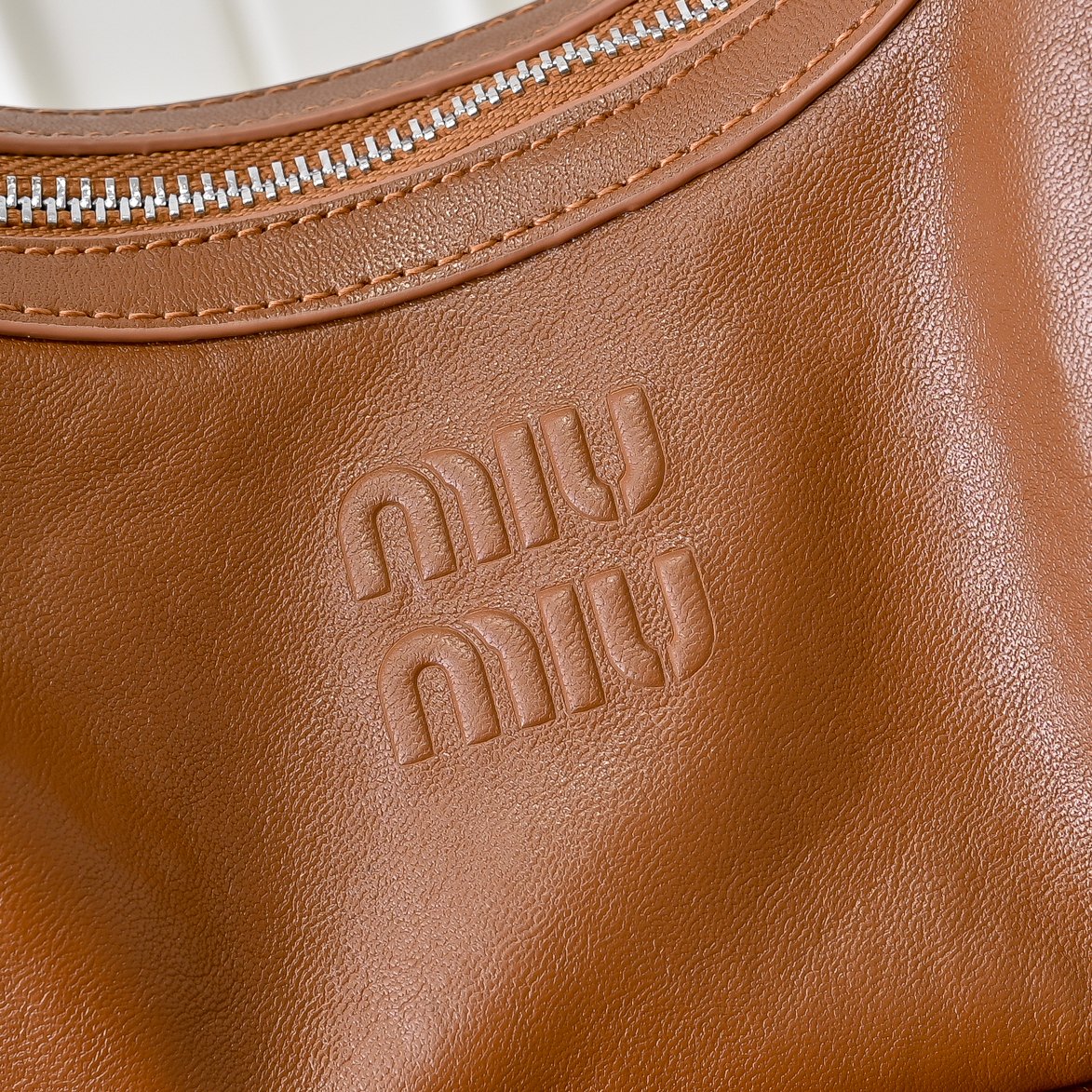 ￥MiuMi*24ss 秀款 机车包
火爆全网中 秀款真的太种草了！!延续上一季不羁的“叛逆少女”也是优