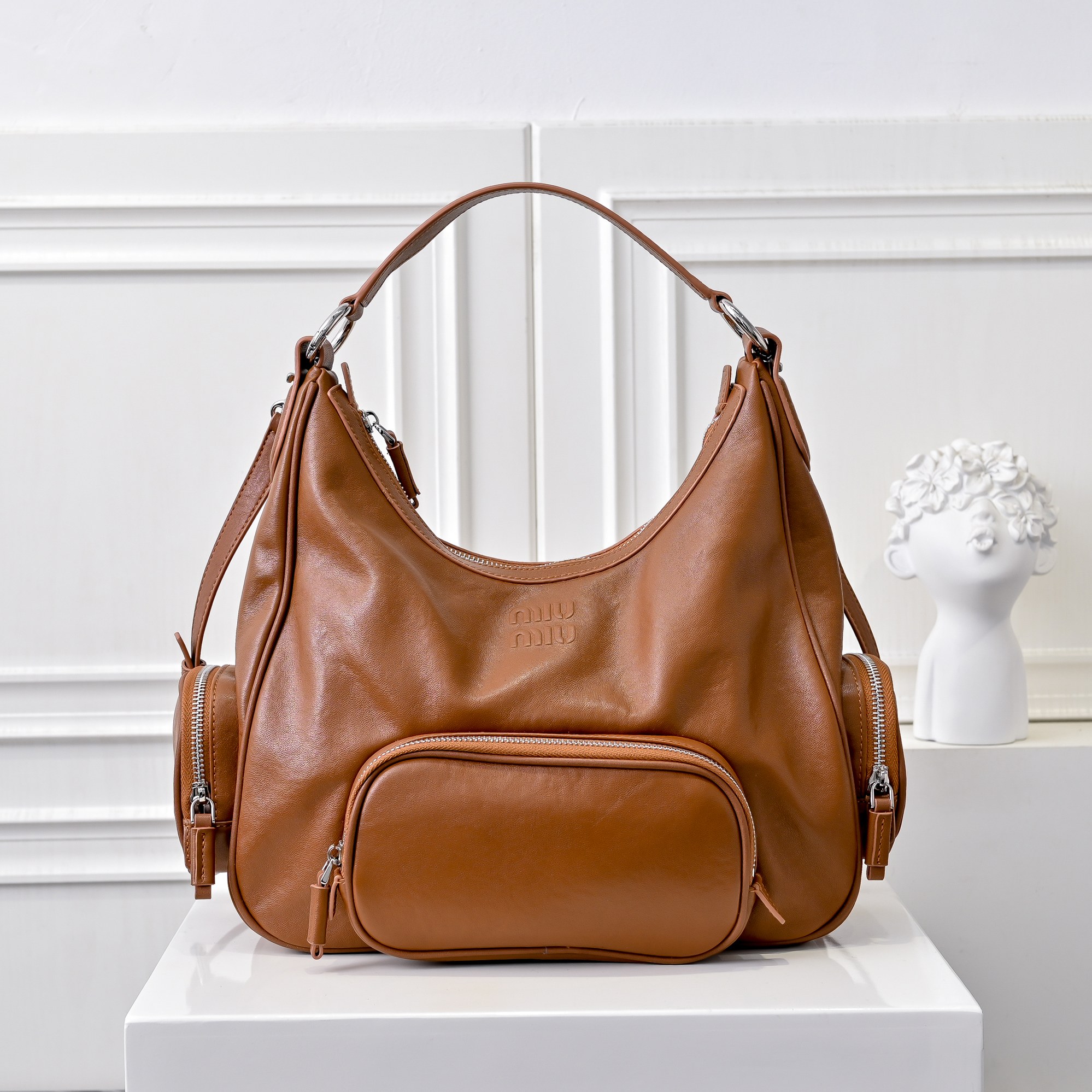 ￥MiuMi*24ss 秀款 机车包
火爆全网中 秀款真的太种草了！!延续上一季不羁的“叛逆少女”也是优