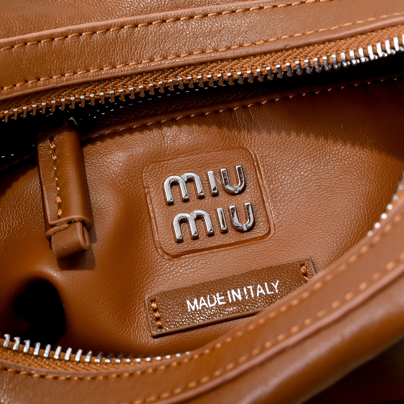 ￥MiuMi*24ss 秀款 机车包
火爆全网中 秀款真的太种草了！!延续上一季不羁的“叛逆少女”也是优