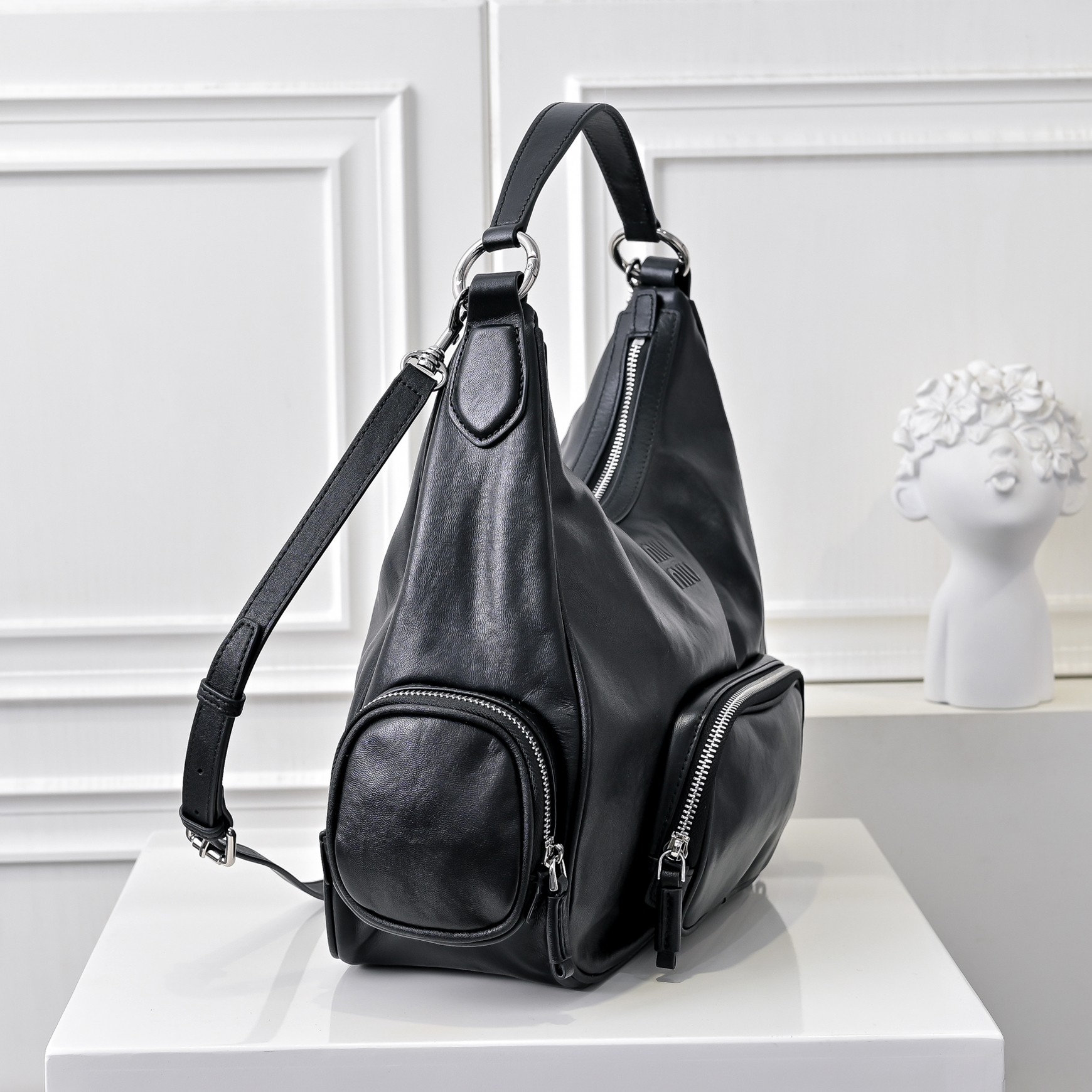 ￥MiuMi*24ss新款机车腋下包
多口袋设计真的很实用！复古带有实用元素，非常能装！设计的一款符合当