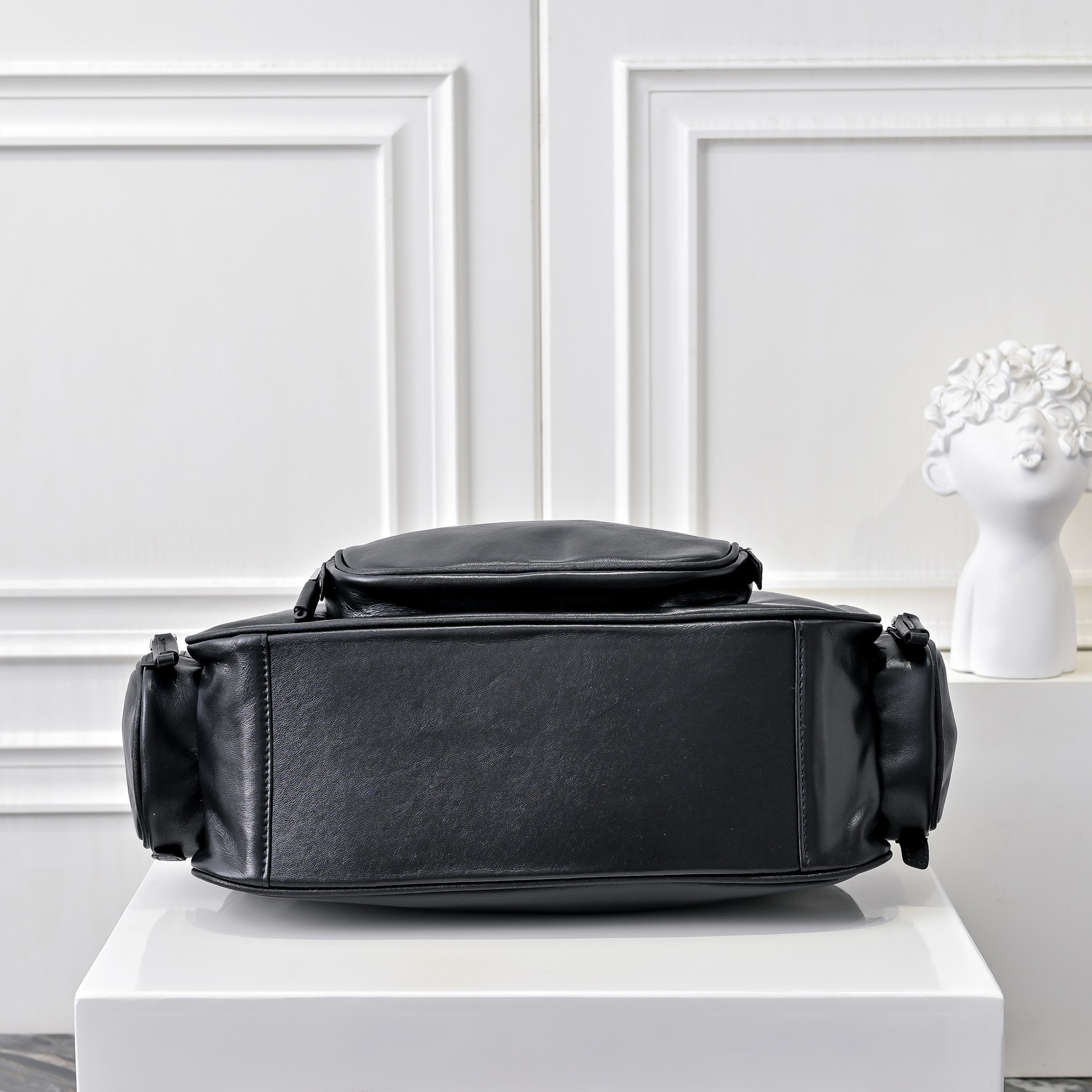 ￥MiuMi*24ss新款机车腋下包
多口袋设计真的很实用！复古带有实用元素，非常能装！设计的一款符合当