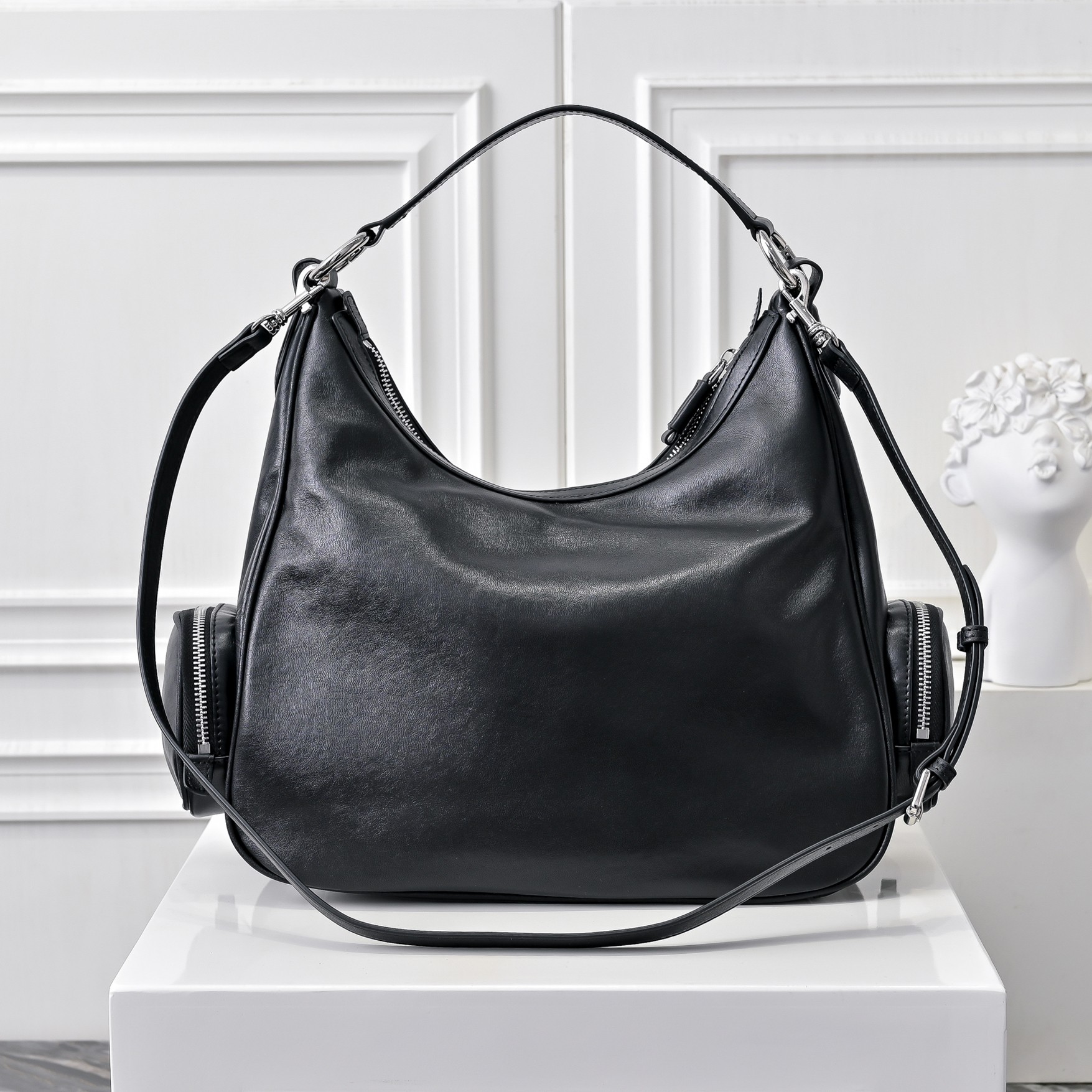 ￥MiuMi*24ss新款机车腋下包
多口袋设计真的很实用！复古带有实用元素，非常能装！设计的一款符合当