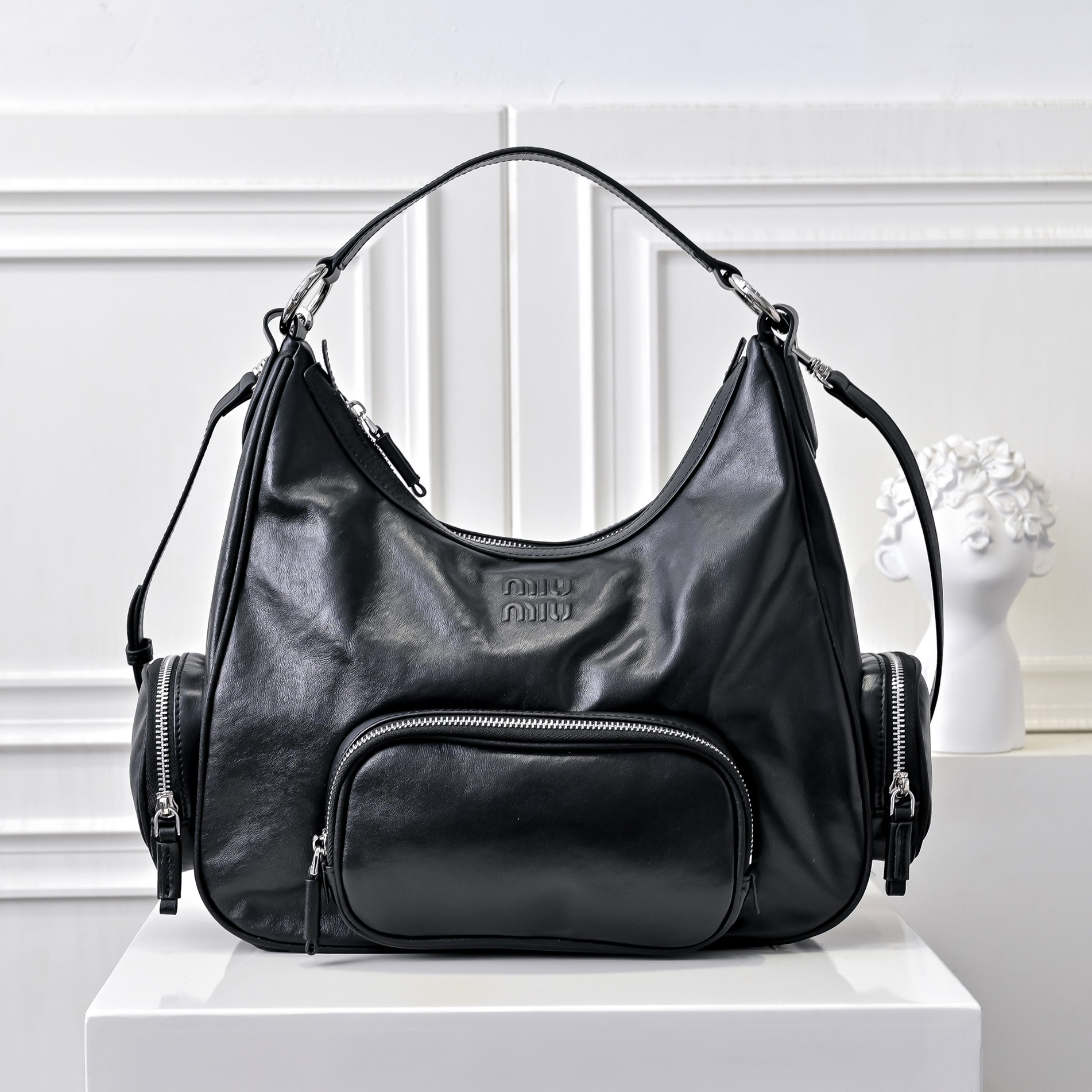 ￥MiuMi*24ss新款机车腋下包
多口袋设计真的很实用！复古带有实用元素，非常能装！设计的一款符合当