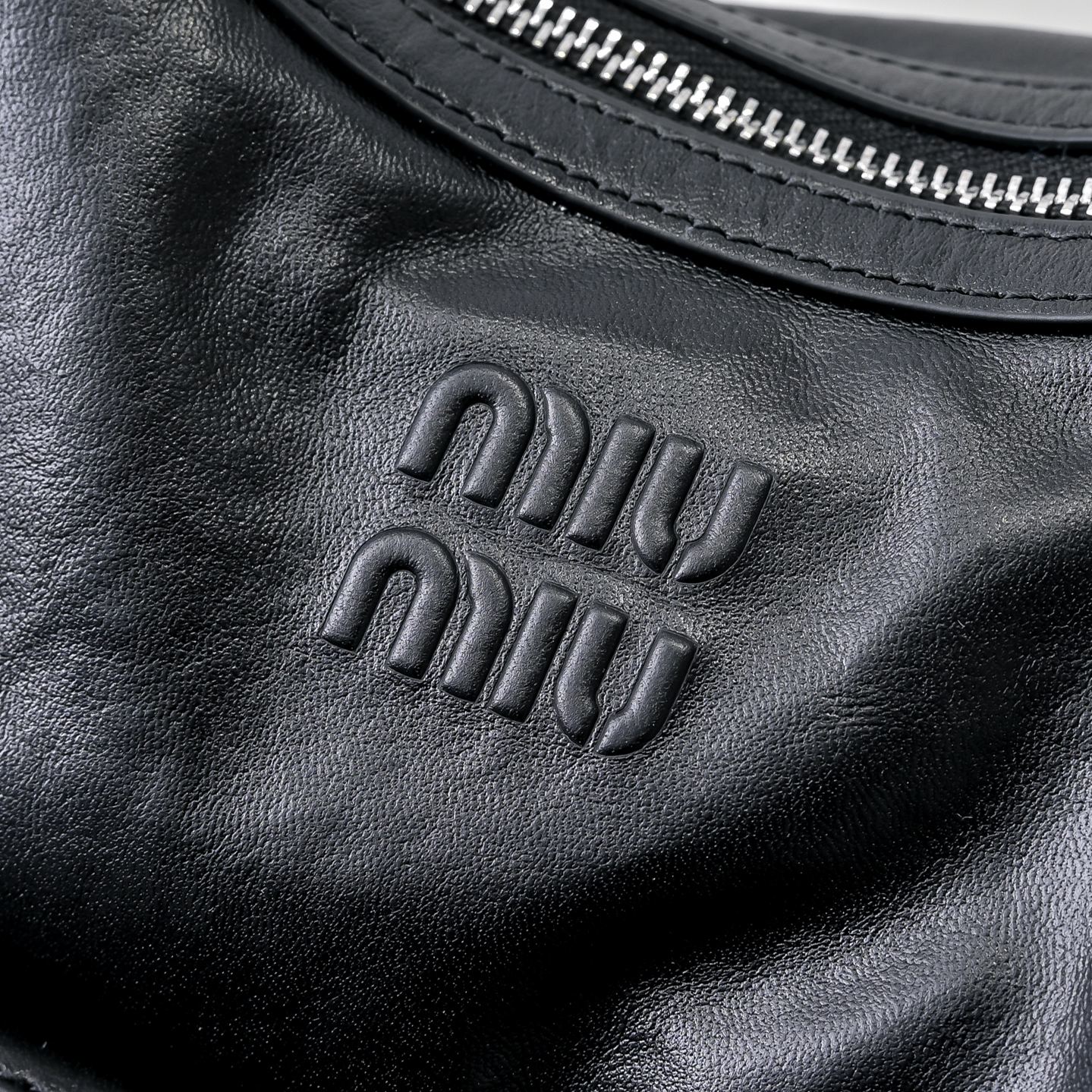 ￥MiuMi*24ss新款机车腋下包
多口袋设计真的很实用！复古带有实用元素，非常能装！设计的一款符合当