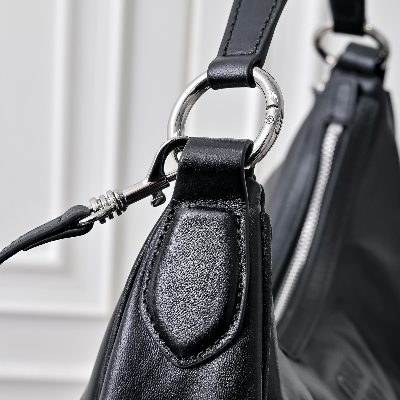 ￥MiuMi*24ss新款机车腋下包
多口袋设计真的很实用！复古带有实用元素，非常能装！设计的一款符合当