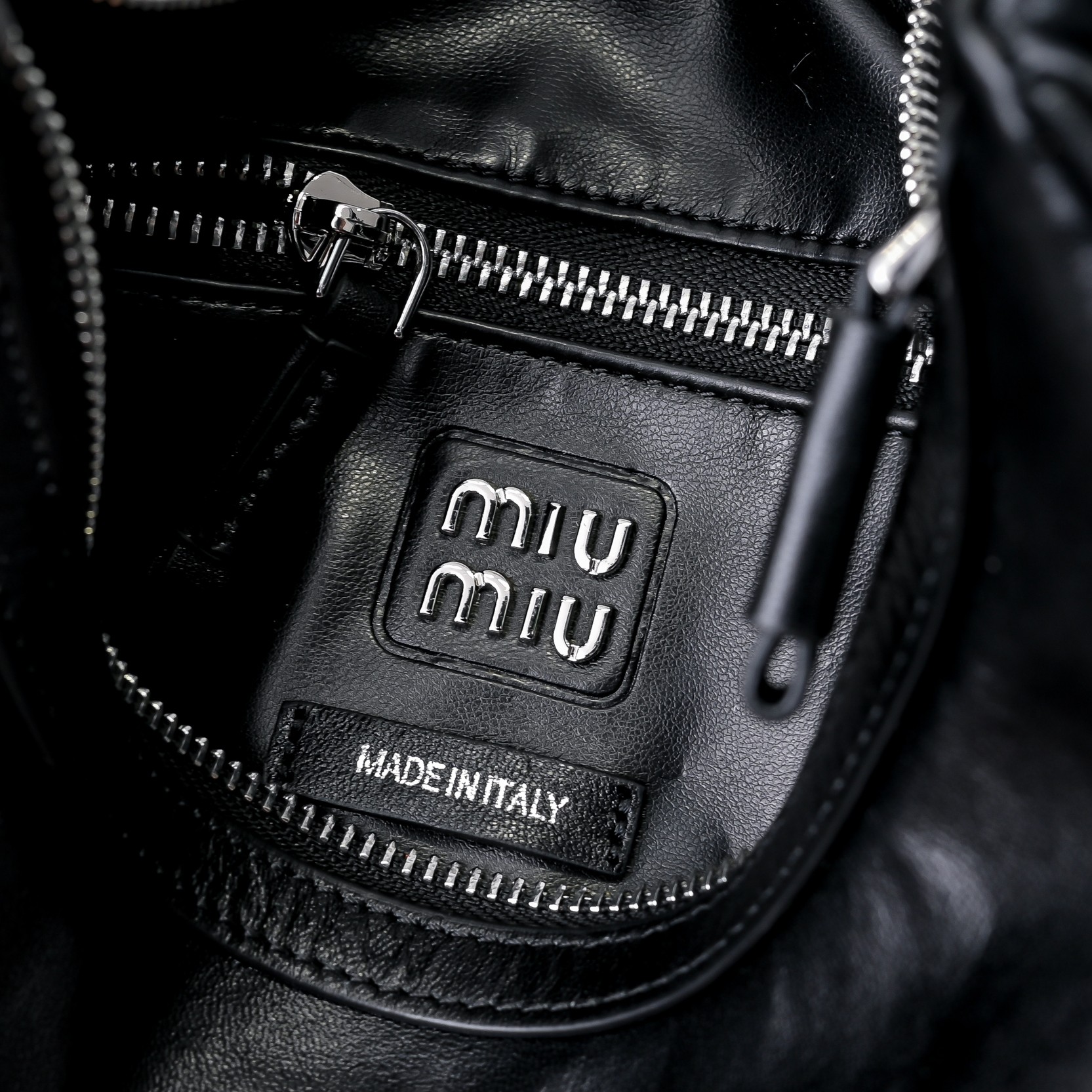 ￥MiuMi*24ss新款机车腋下包
多口袋设计真的很实用！复古带有实用元素，非常能装！设计的一款符合当