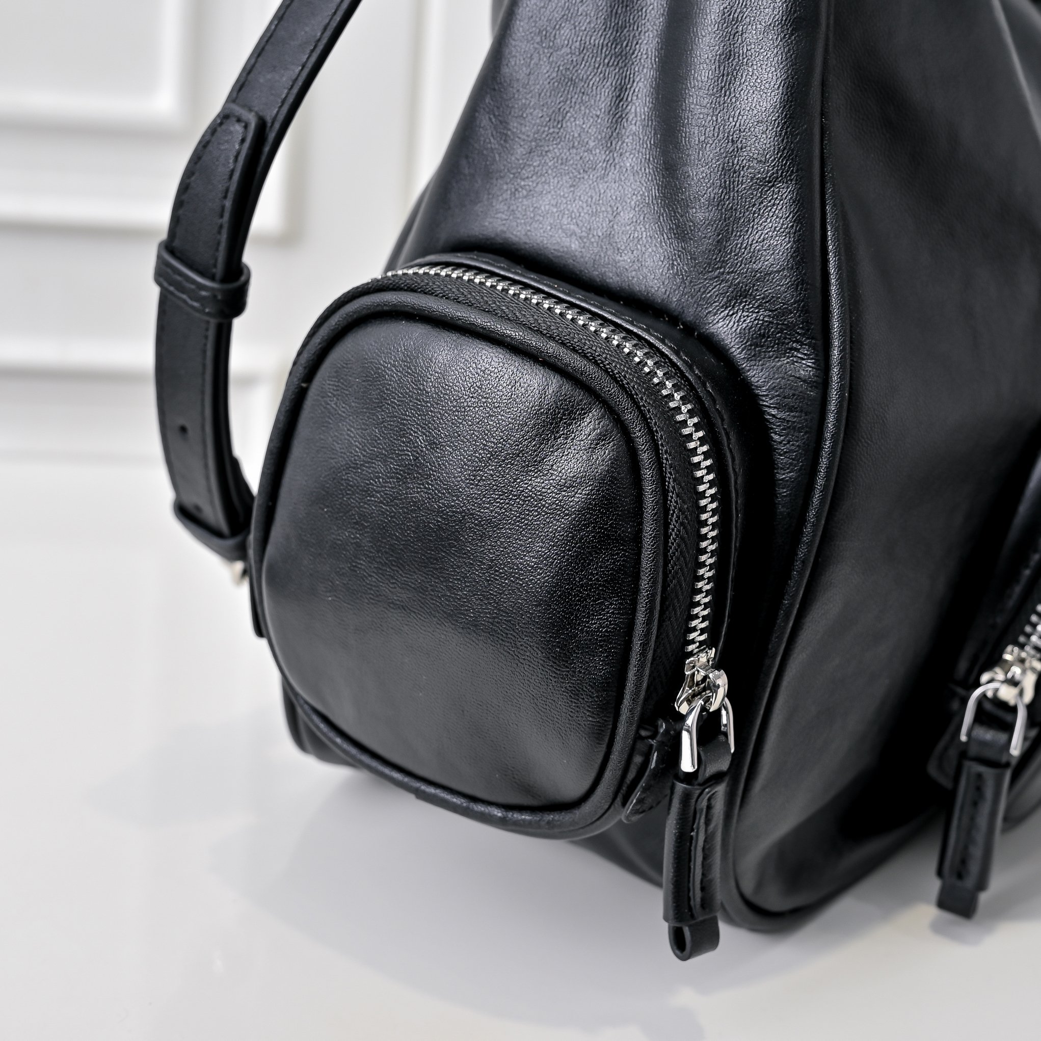 ￥MiuMi*24ss新款机车腋下包
多口袋设计真的很实用！复古带有实用元素，非常能装！设计的一款符合当