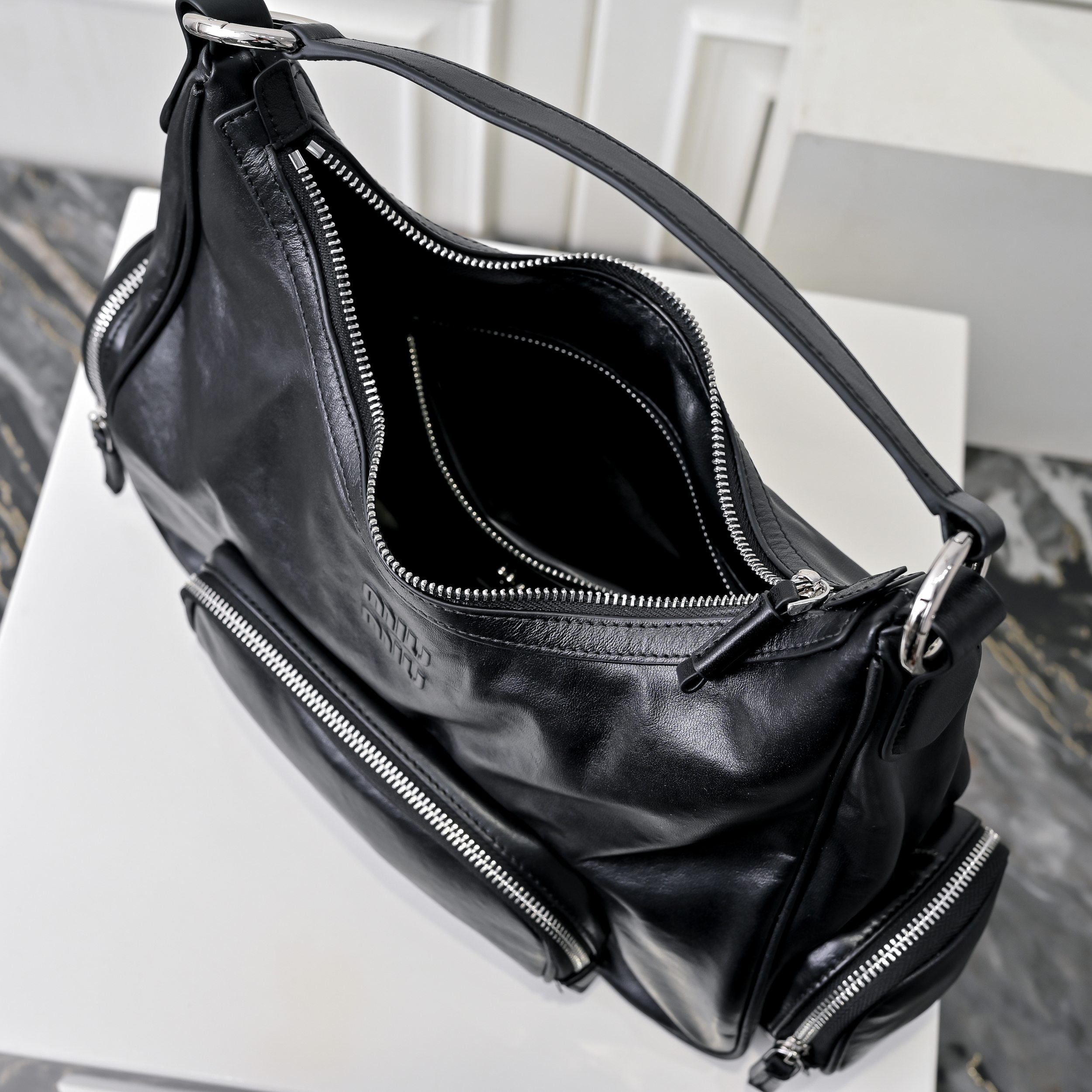 ￥MiuMi*24ss新款机车腋下包
多口袋设计真的很实用！复古带有实用元素，非常能装！设计的一款符合当