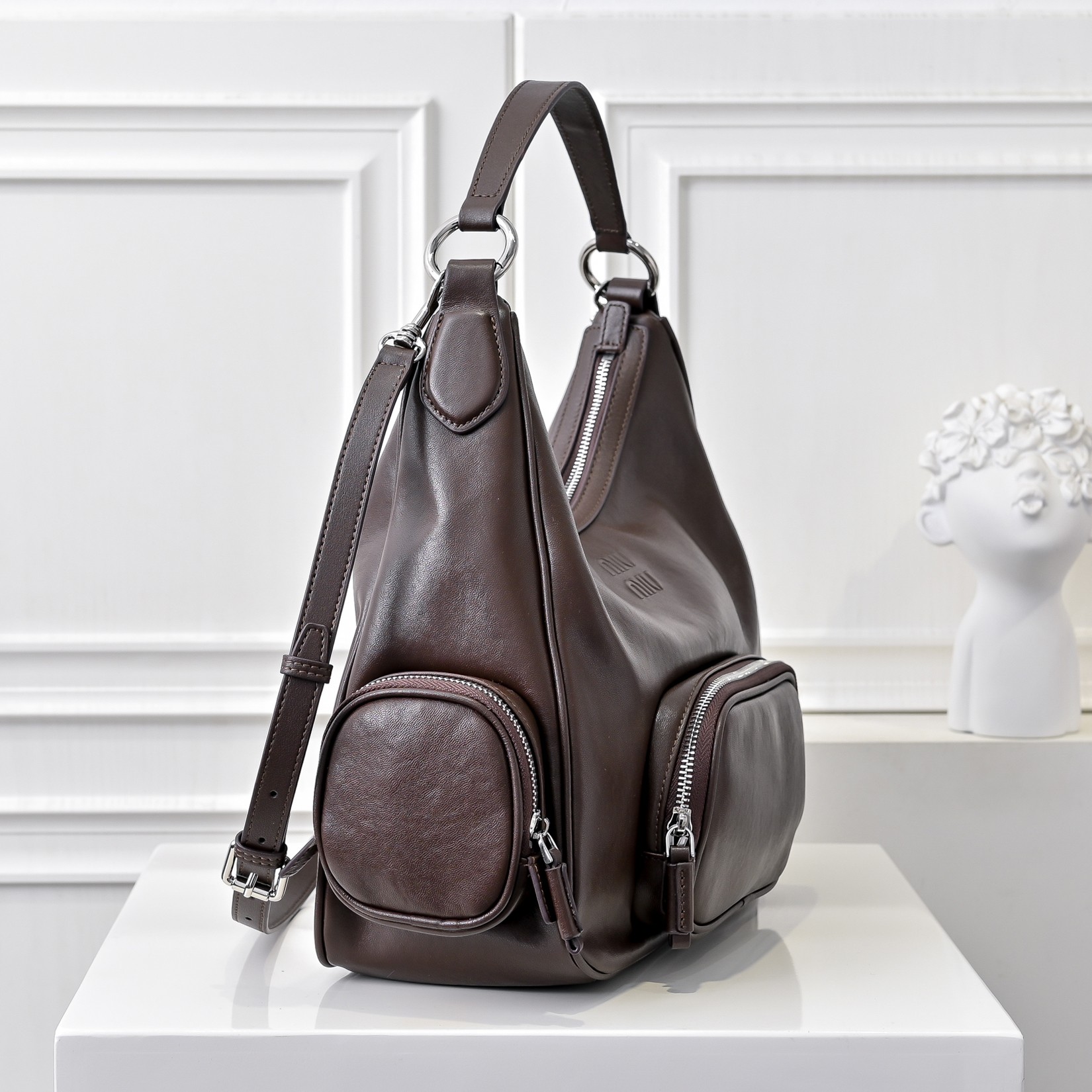 ￥MiuMi*24ss新款机车腋下包
多口袋设计真的很实用！复古带有实用元素，非常能装！设计的一款符合当