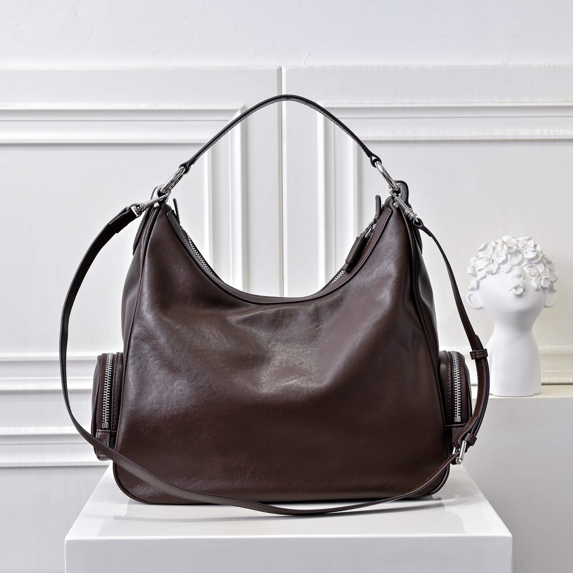 ￥MiuMi*24ss新款机车腋下包
多口袋设计真的很实用！复古带有实用元素，非常能装！设计的一款符合当