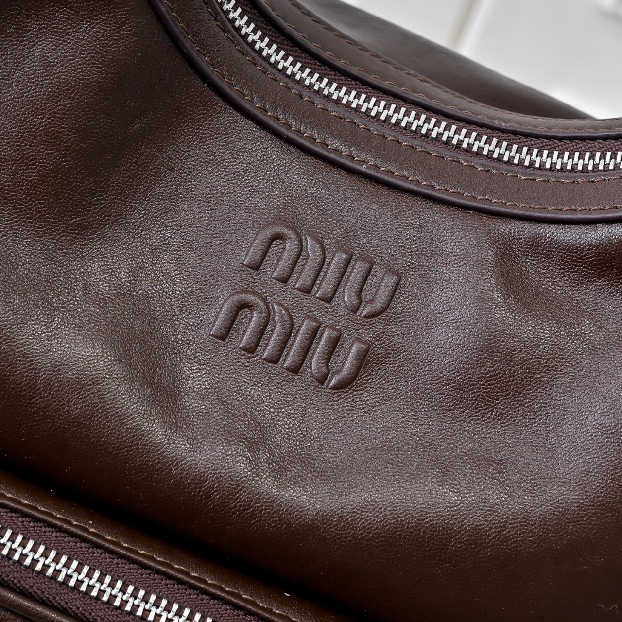 ￥MiuMi*24ss新款机车腋下包
多口袋设计真的很实用！复古带有实用元素，非常能装！设计的一款符合当