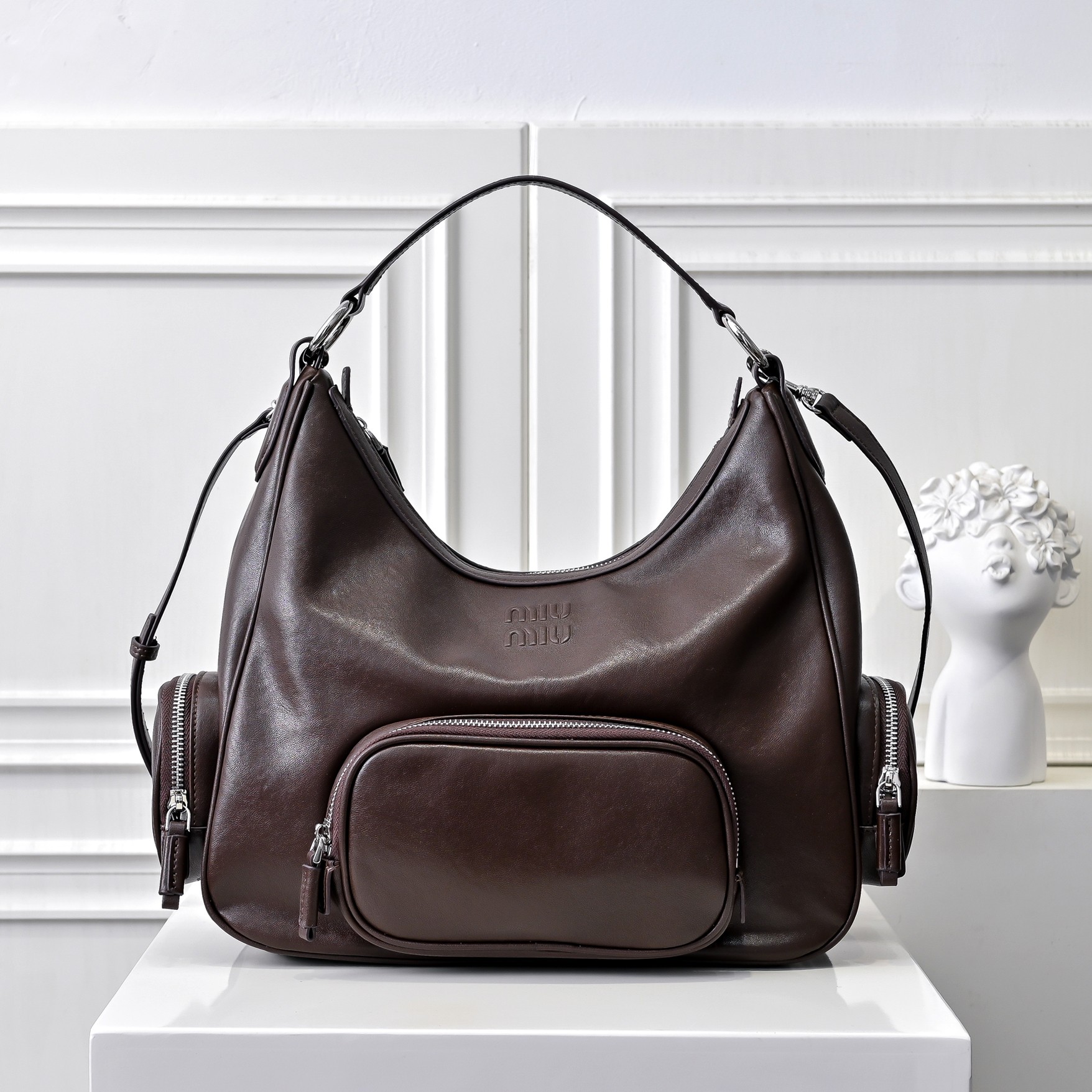 ￥MiuMi*24ss新款机车腋下包
多口袋设计真的很实用！复古带有实用元素，非常能装！设计的一款符合当