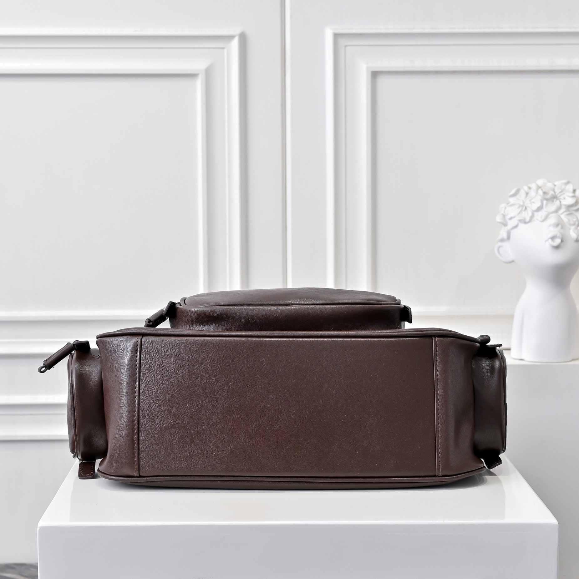 ￥MiuMi*24ss新款机车腋下包
多口袋设计真的很实用！复古带有实用元素，非常能装！设计的一款符合当