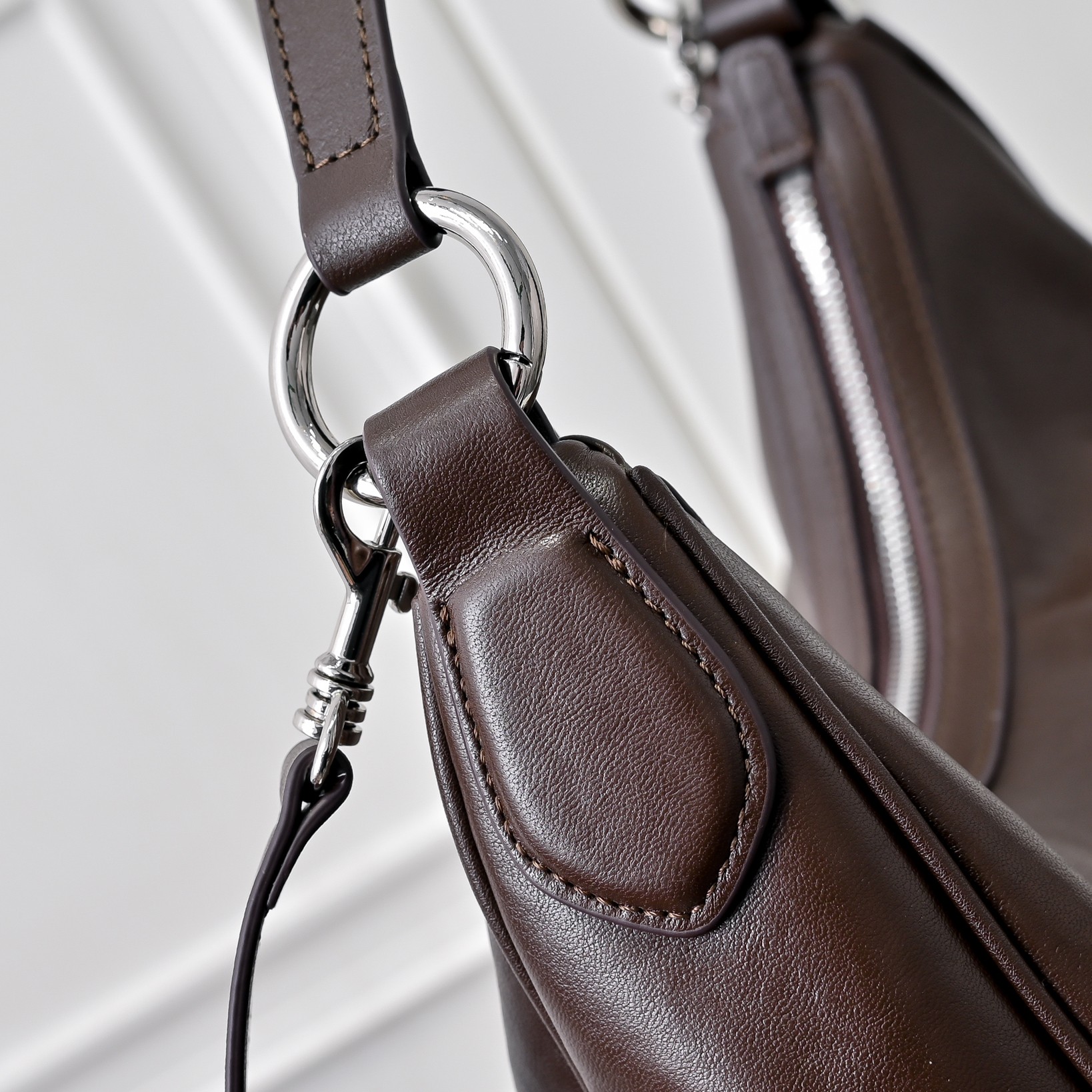 ￥MiuMi*24ss新款机车腋下包
多口袋设计真的很实用！复古带有实用元素，非常能装！设计的一款符合当