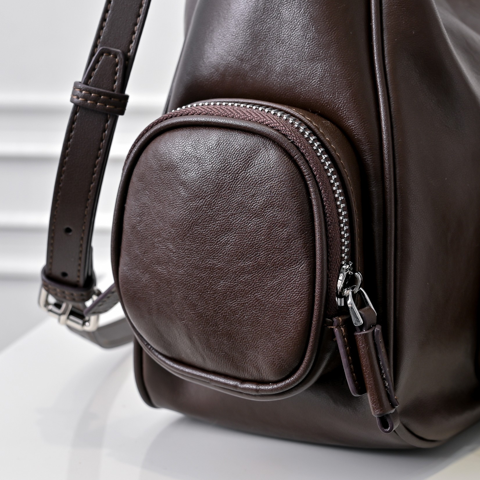 ￥MiuMi*24ss新款机车腋下包
多口袋设计真的很实用！复古带有实用元素，非常能装！设计的一款符合当