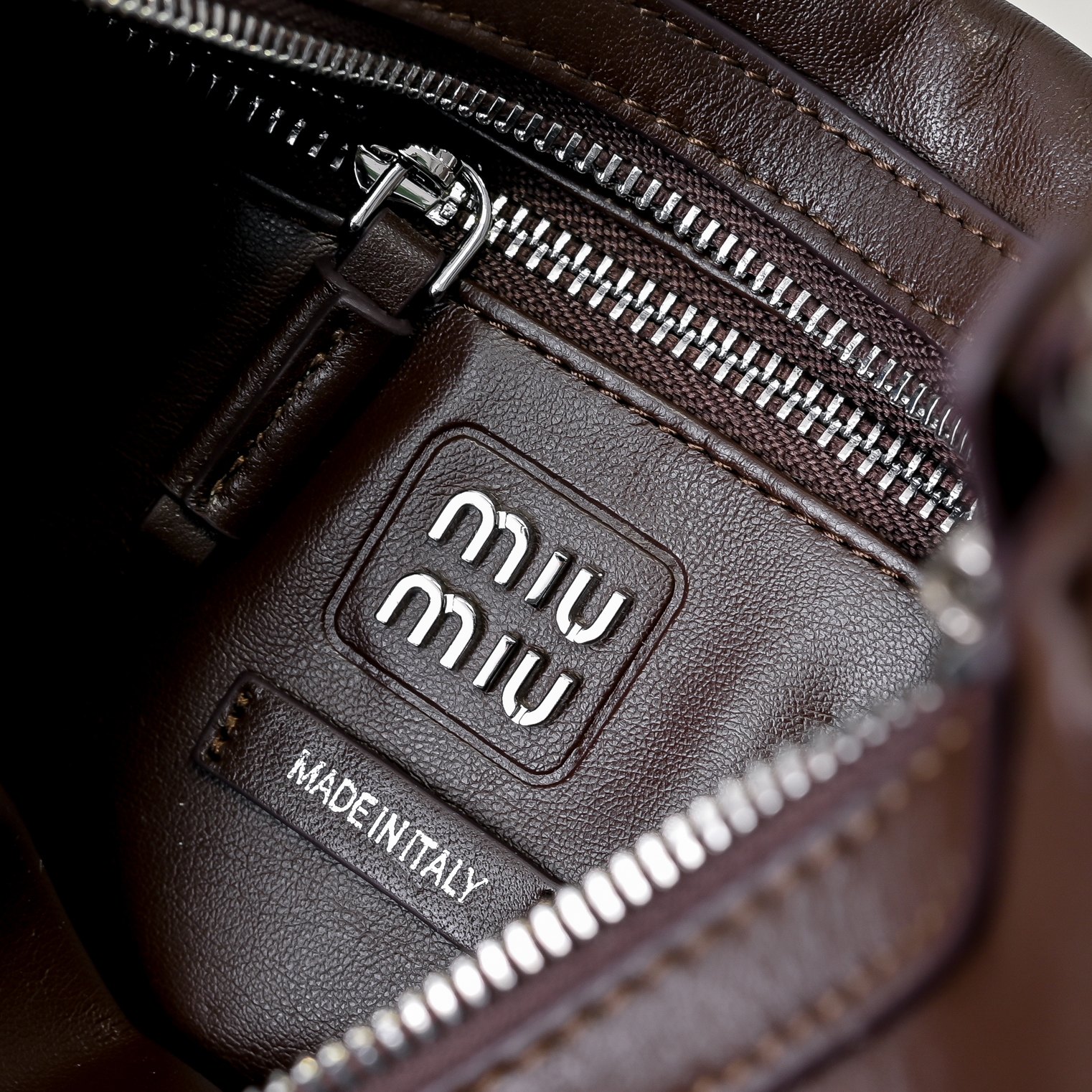 ￥MiuMi*24ss新款机车腋下包
多口袋设计真的很实用！复古带有实用元素，非常能装！设计的一款符合当