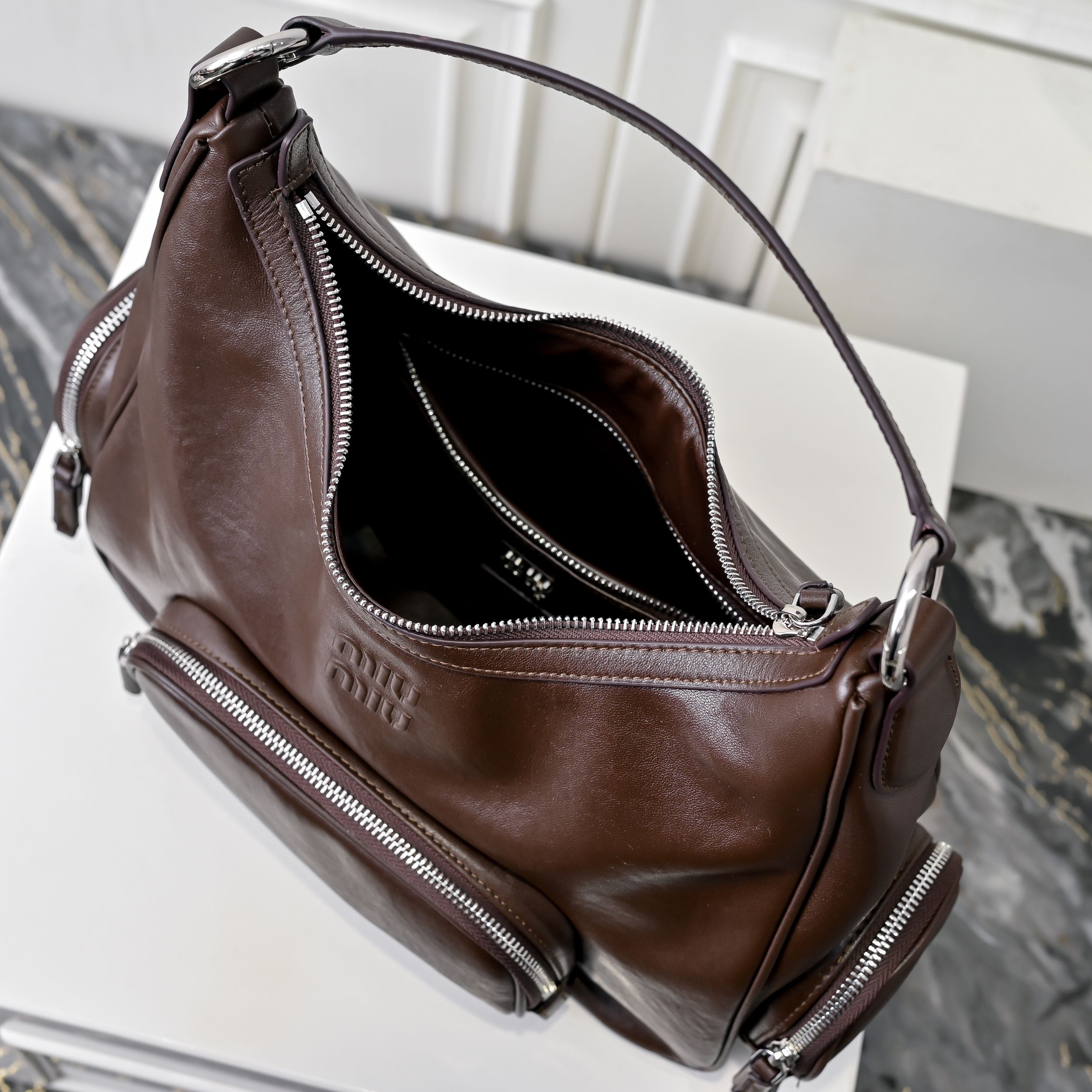 ￥MiuMi*24ss新款机车腋下包
多口袋设计真的很实用！复古带有实用元素，非常能装！设计的一款符合当