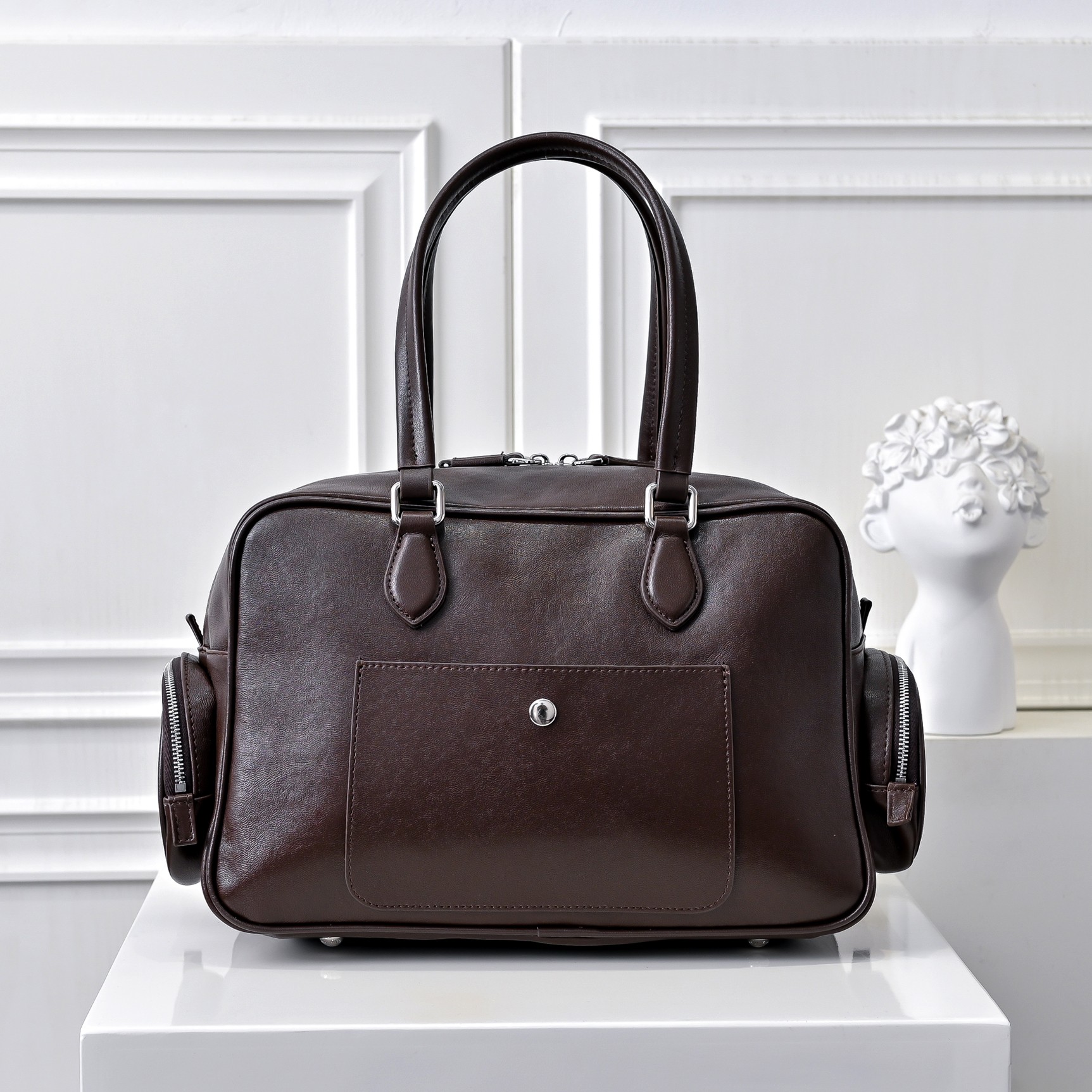 ，MiuMi*24ss 秀款 机车包
火爆全网中 秀款真的太种草了！!延续上一季不羁的“叛逆少女”也是优