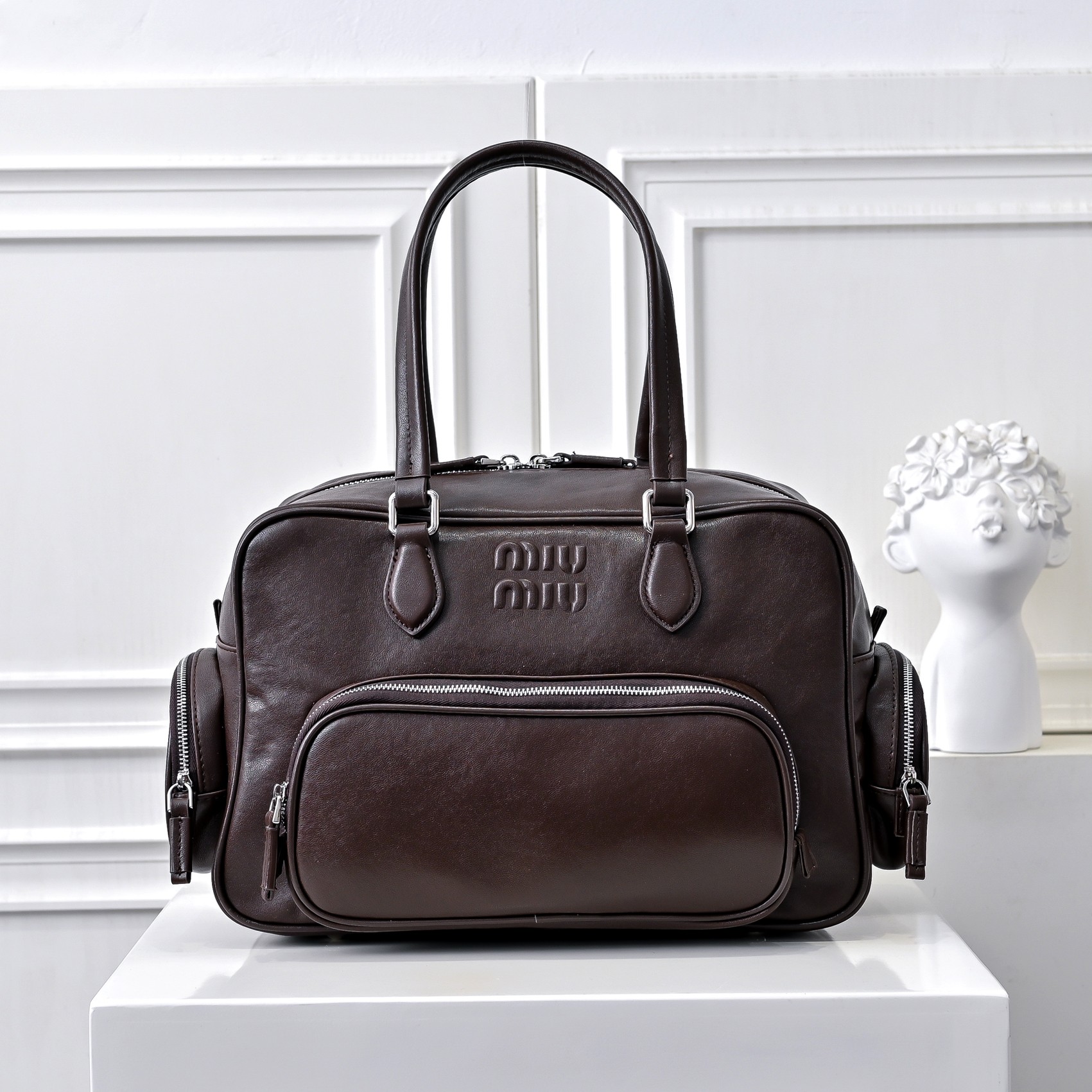 ，MiuMi*24ss 秀款 机车包
火爆全网中 秀款真的太种草了！!延续上一季不羁的“叛逆少女”也是优