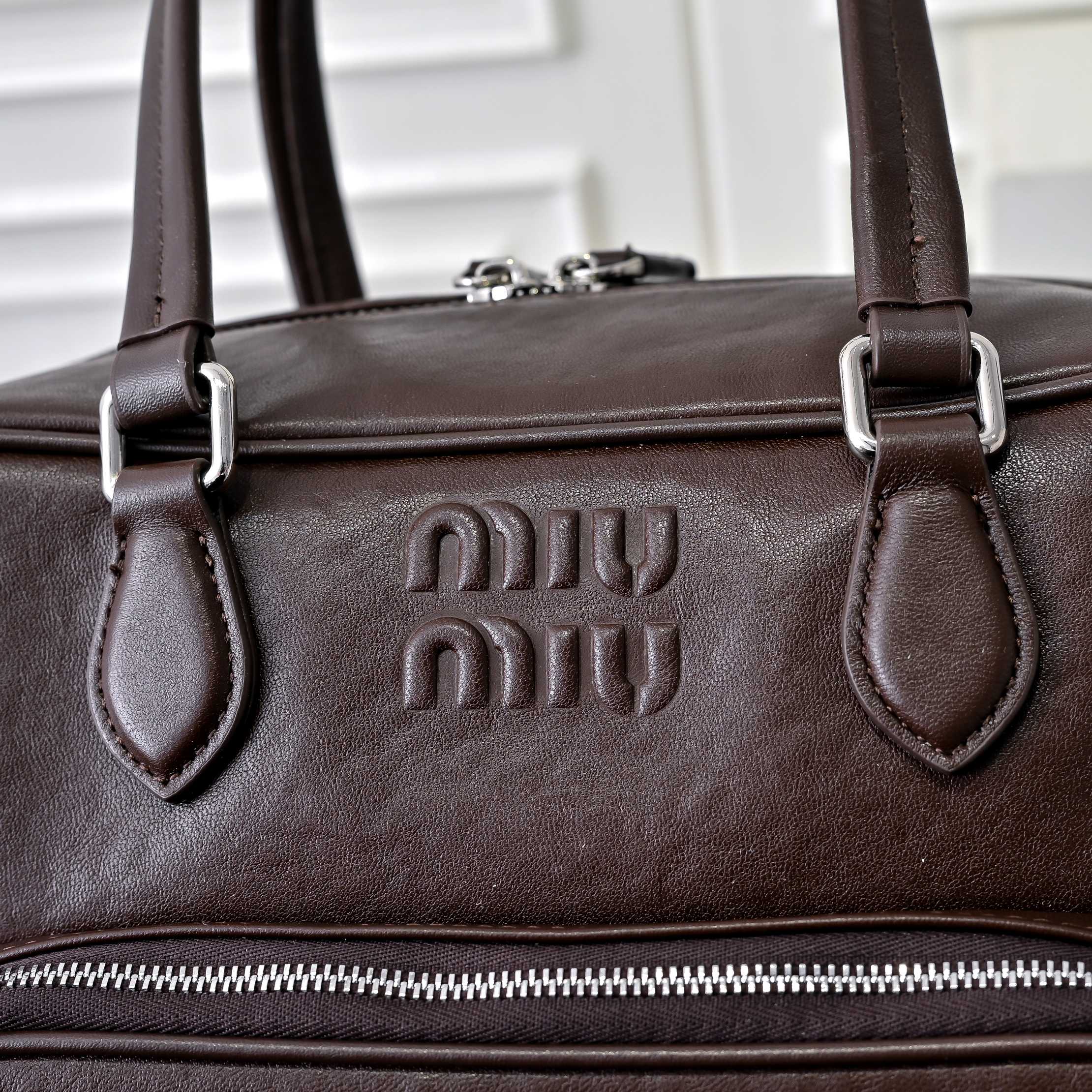 ，MiuMi*24ss 秀款 机车包
火爆全网中 秀款真的太种草了！!延续上一季不羁的“叛逆少女”也是优