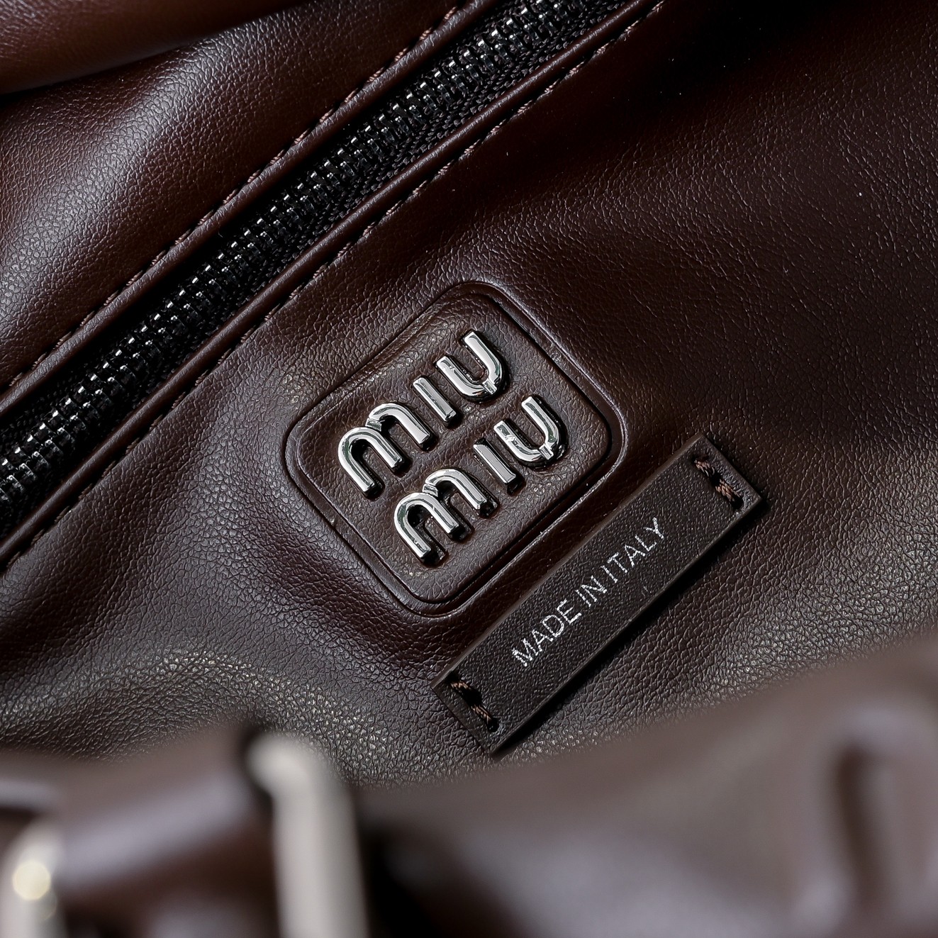 ，MiuMi*24ss 秀款 机车包
火爆全网中 秀款真的太种草了！!延续上一季不羁的“叛逆少女”也是优