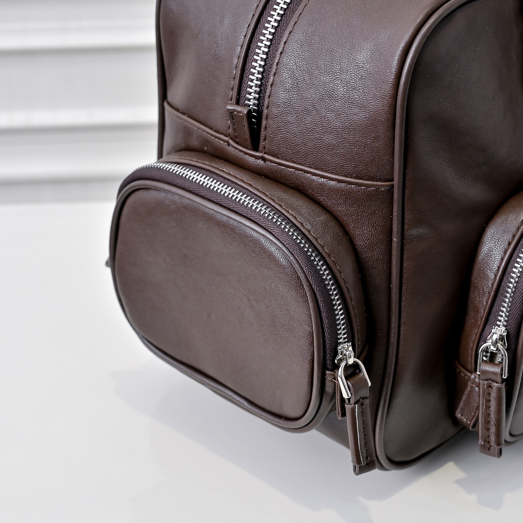 ，MiuMi*24ss 秀款 机车包
火爆全网中 秀款真的太种草了！!延续上一季不羁的“叛逆少女”也是优